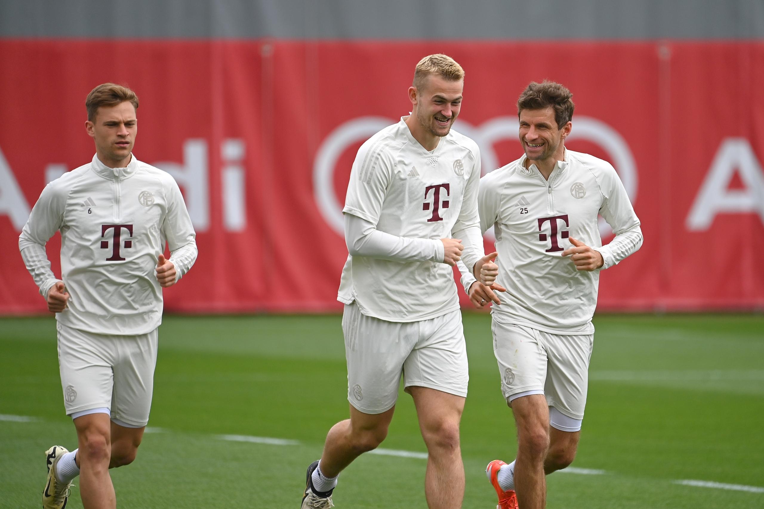 Matthijs de Ligt (Mitte) und Thomas Müller