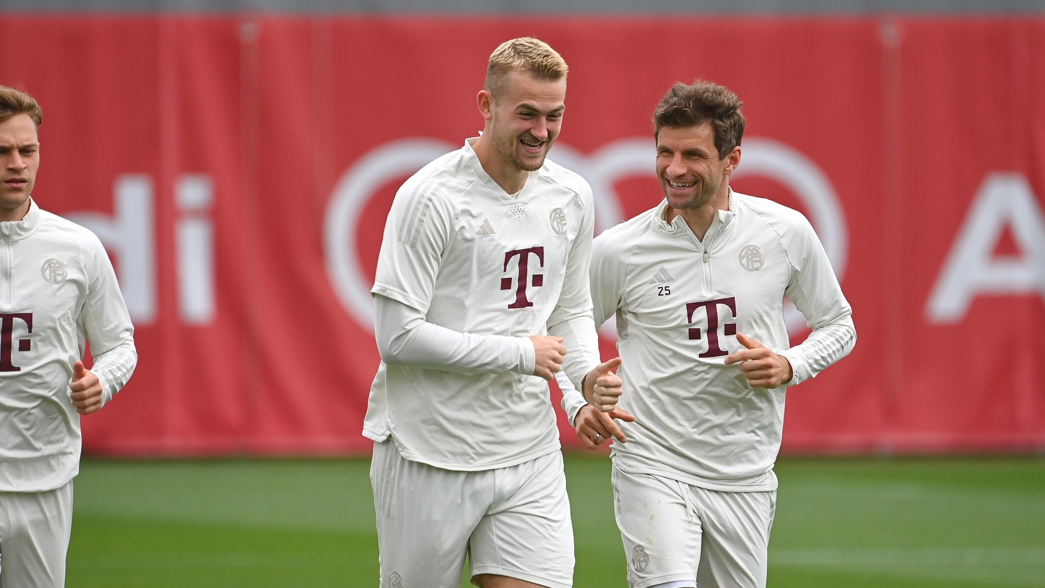 Matthijs de Ligt (Mitte) und Thomas Müller