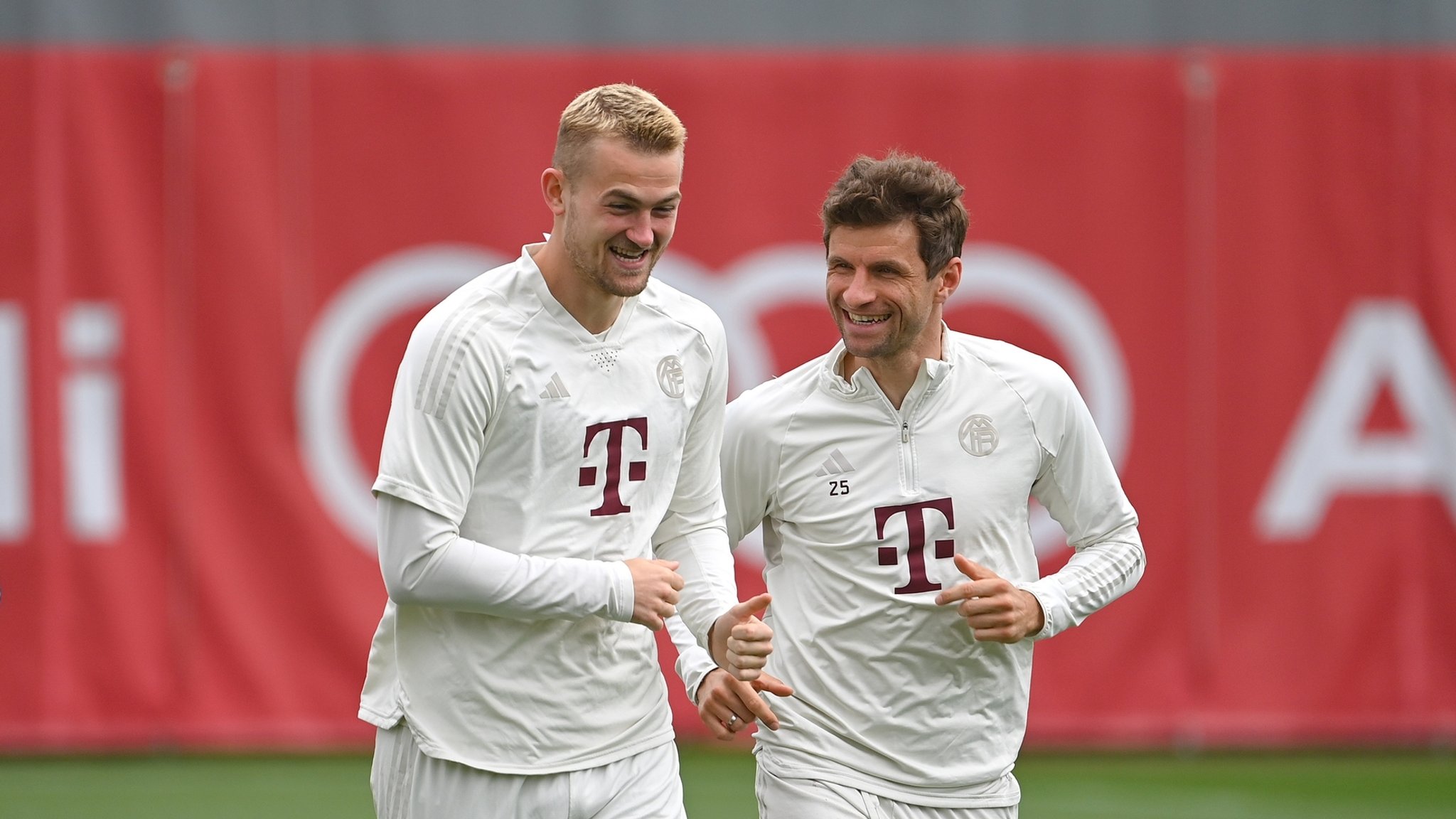 Matthijs de Ligt (Mitte) und Thomas Müller