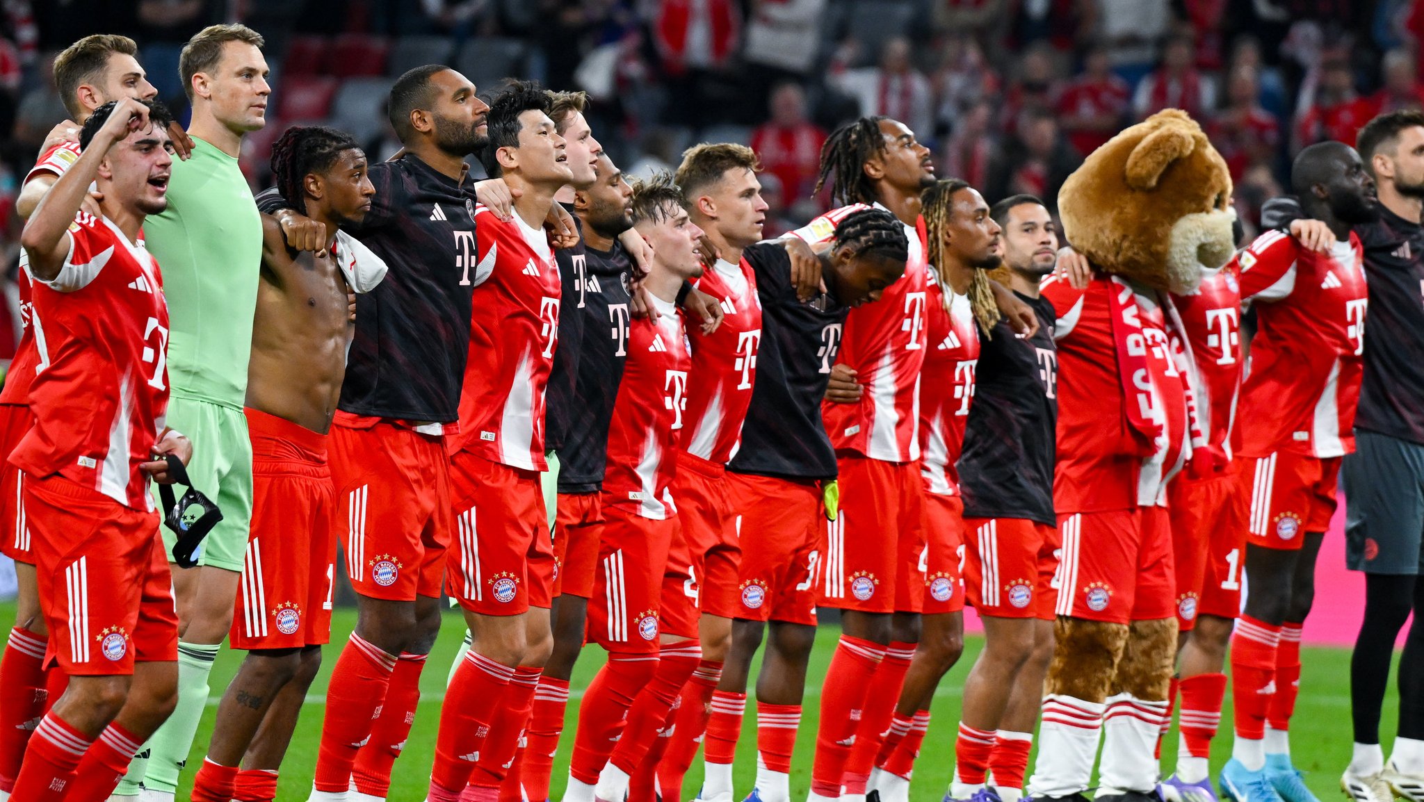 22.08.2025, Bayern, München: Fußball: Bundesliga, Bayern München - RB Leipzig, 1. Spieltag in der Allianz Arena. Die Spieler von München stehen nach dem Spiel bei den Fans. (zu dpa: «Die höchsten Siege im Eröffnungsspiel: Ein 8:0 der Bayern») Foto: Sven Hoppe/dpa +++ dpa-Bildfunk +++