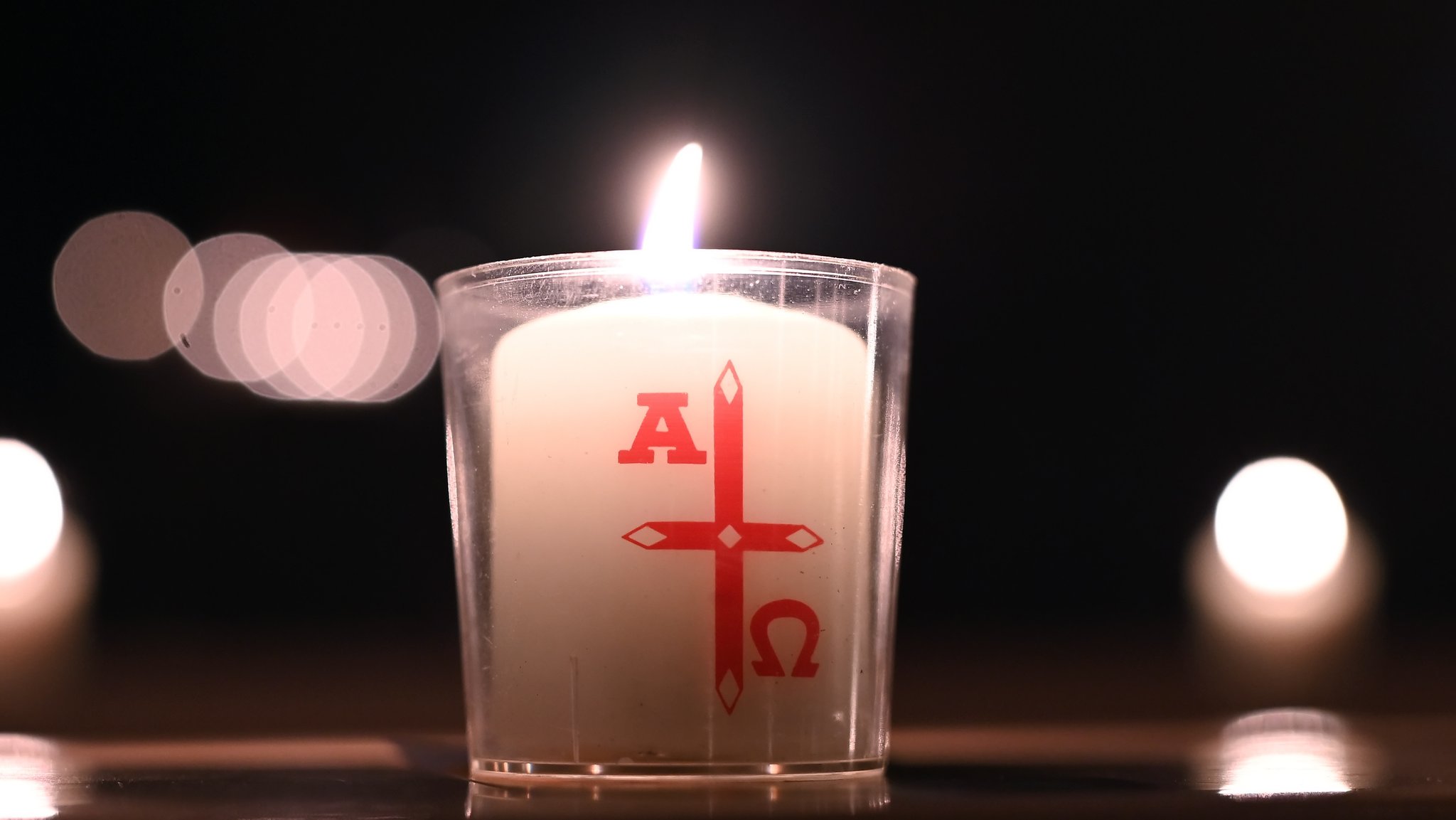 Osterlicht in einer dunklen Kirche
