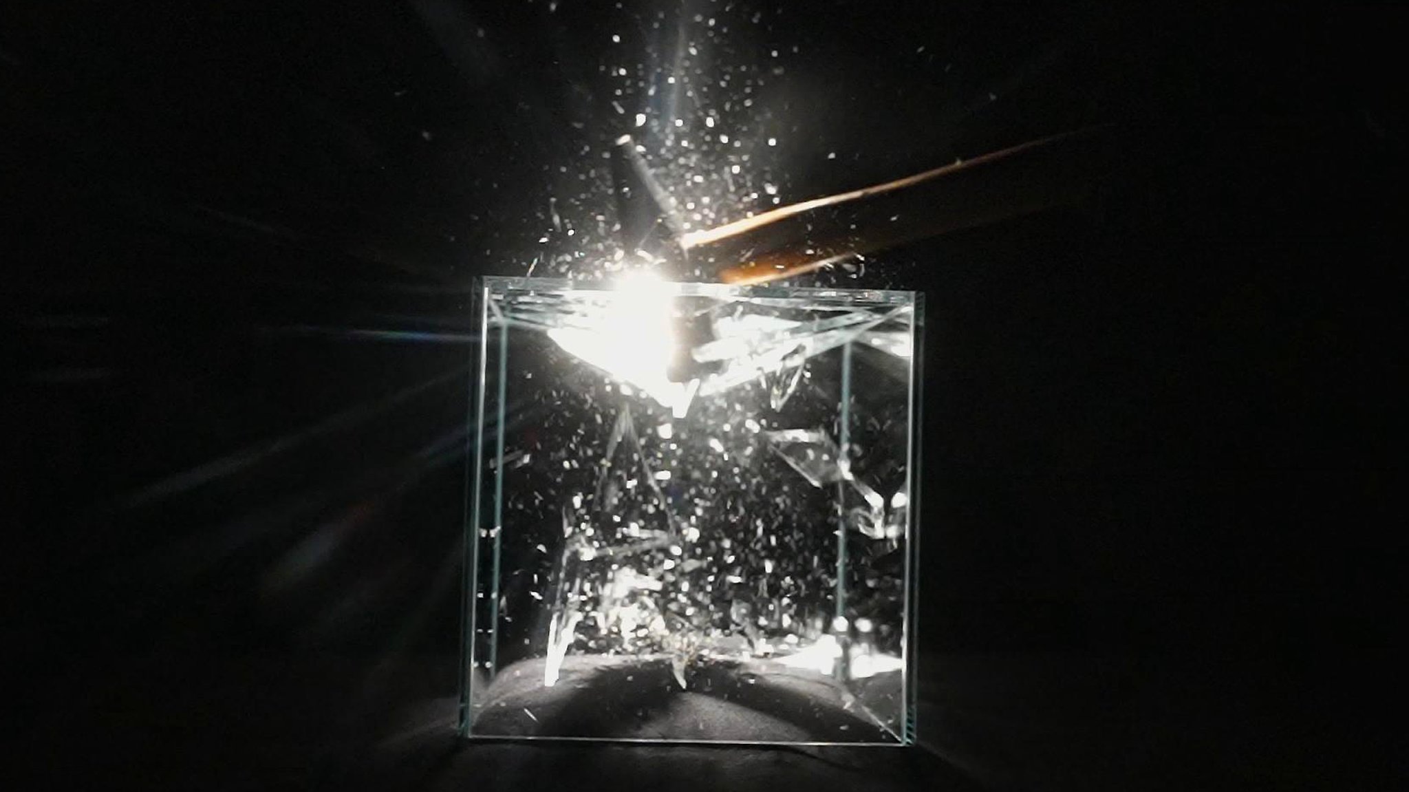 Ein Hammer zertrümmert eine Glas-Vitrine.