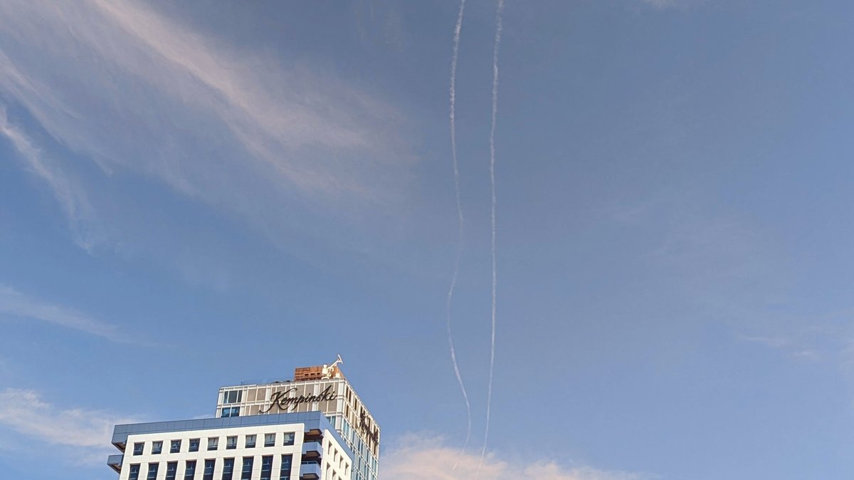 Raketen fliegen über Tel Aviv