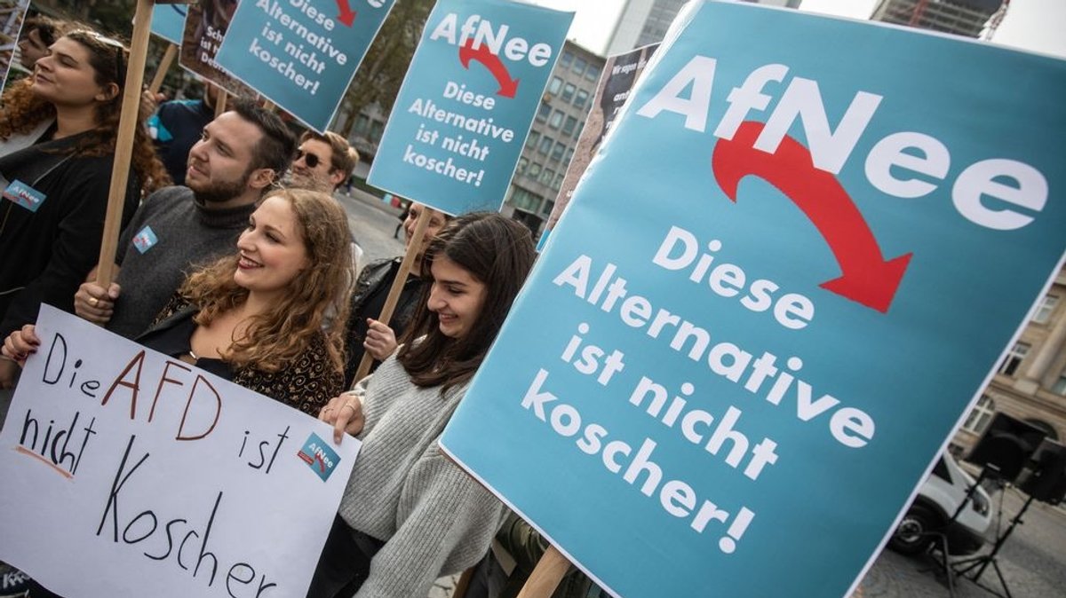Mitglieder der Jüdischen Studierendenunion protestierten 2018 in Frankfurt/Main gegen die Gruppe "Juden in der AfD" 