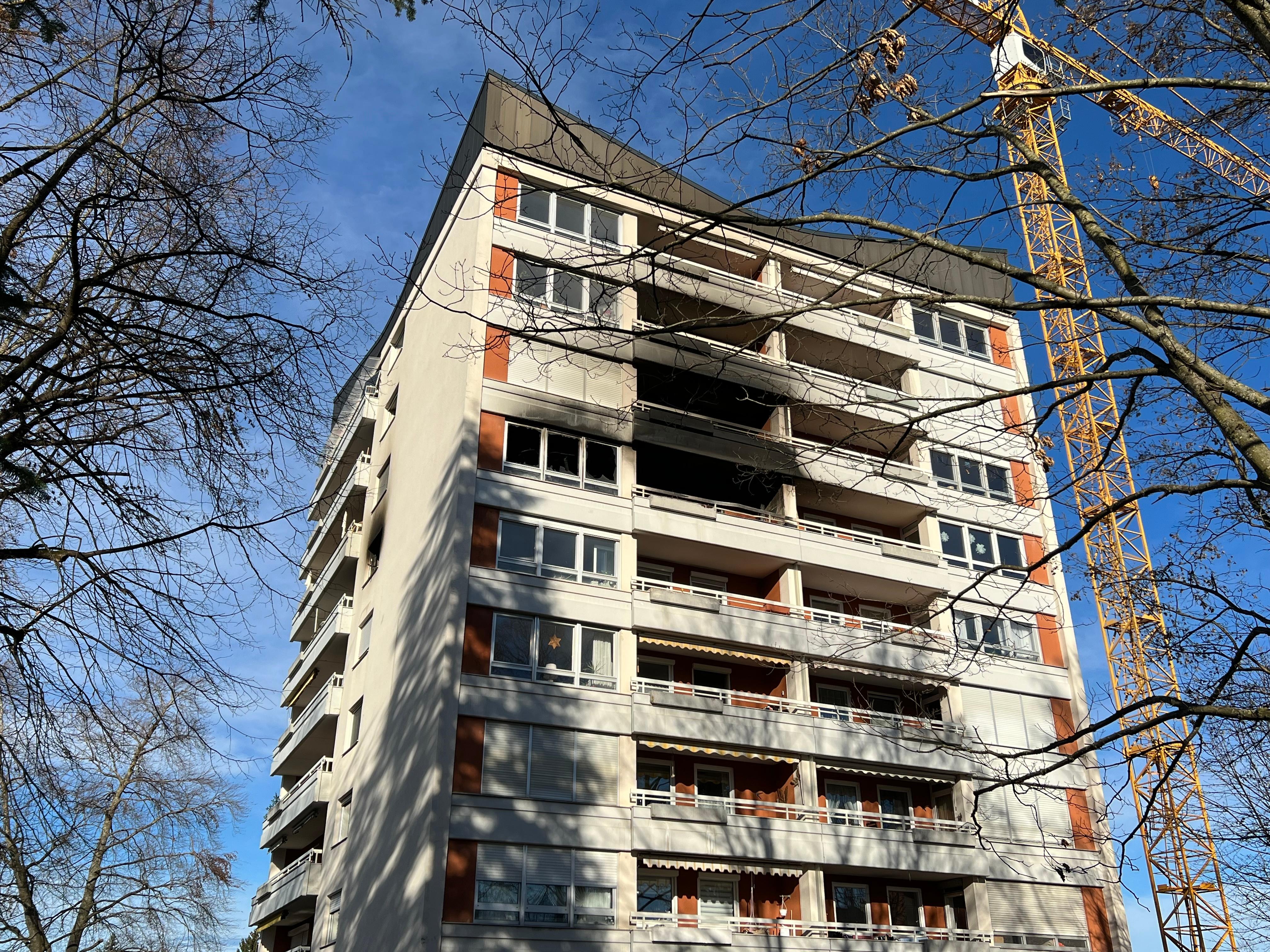 In den obersten Etagen dieses Mindelheimer Hochhauses sind an Fenstern und Balkonen deutliche Brandspuren zu erkennen.