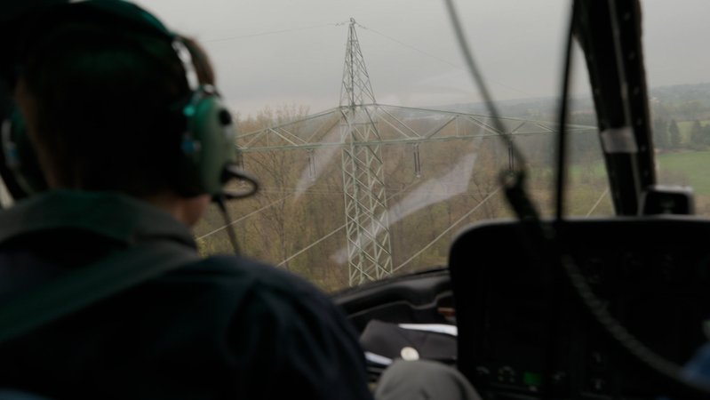 Alle vier Jahre werden in Bayern die Hochspannungsleitungen mit dem Hubschrauber abgeflogen und auf Schäden aller Art kontrolliert.