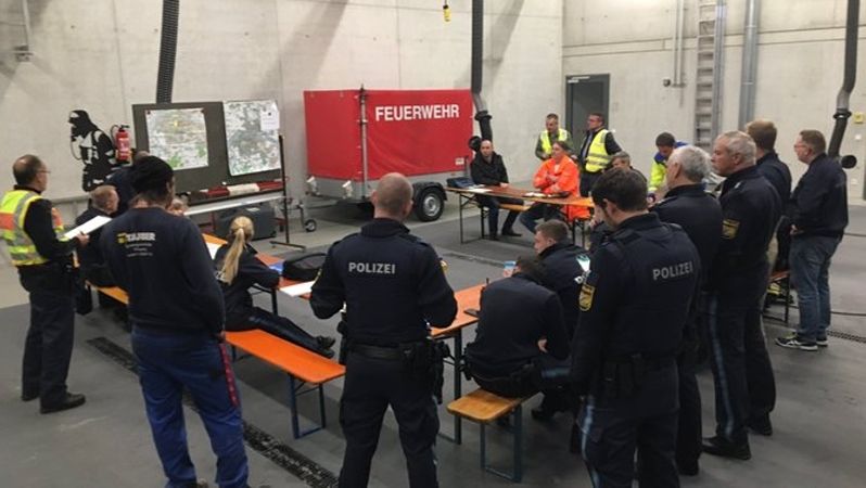 Einsatzbesprechung von Polizei und Sprengteam.