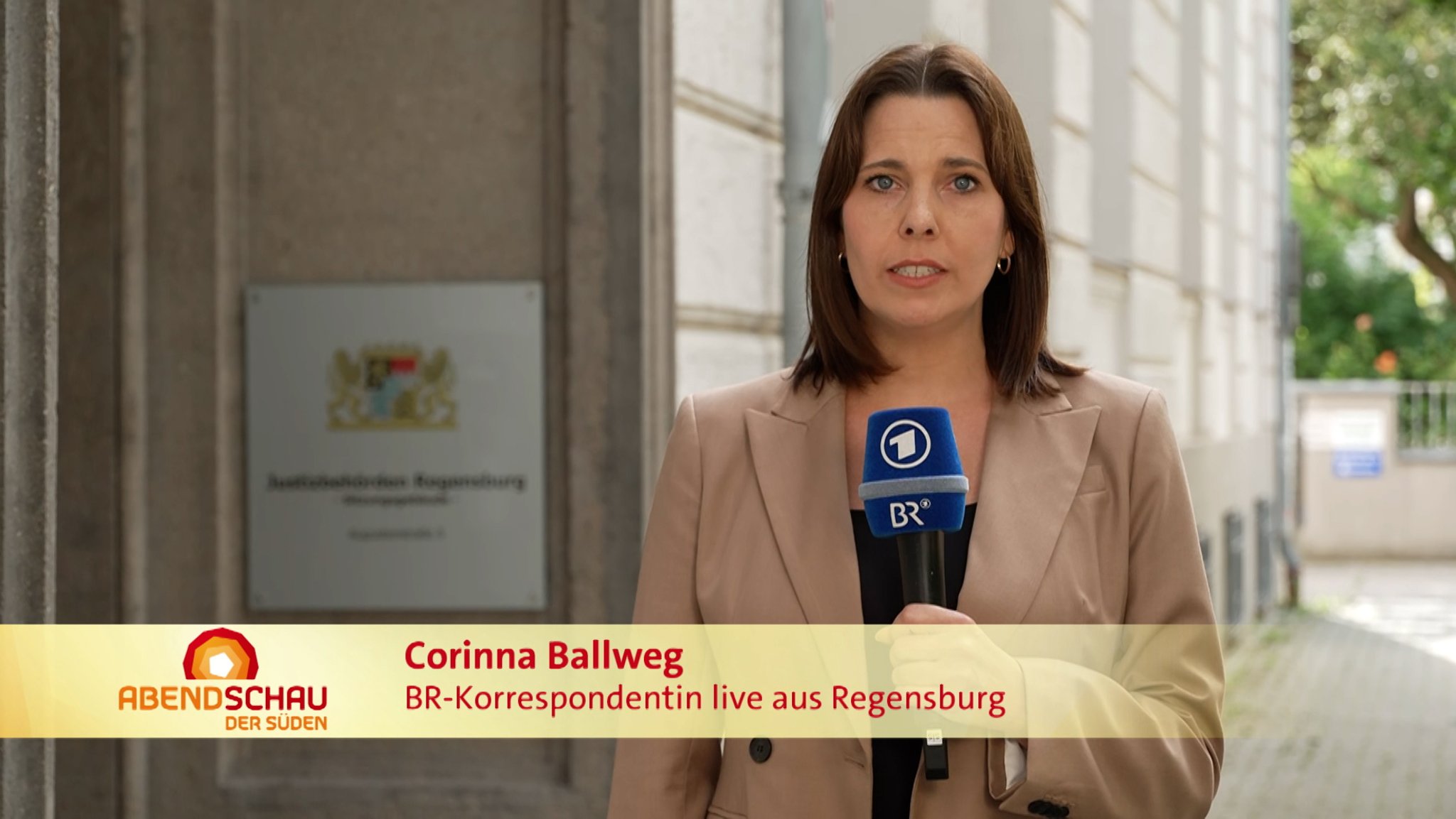 BR Korrespondentin Corinna Ballweg vor dem Landgericht Regensburg