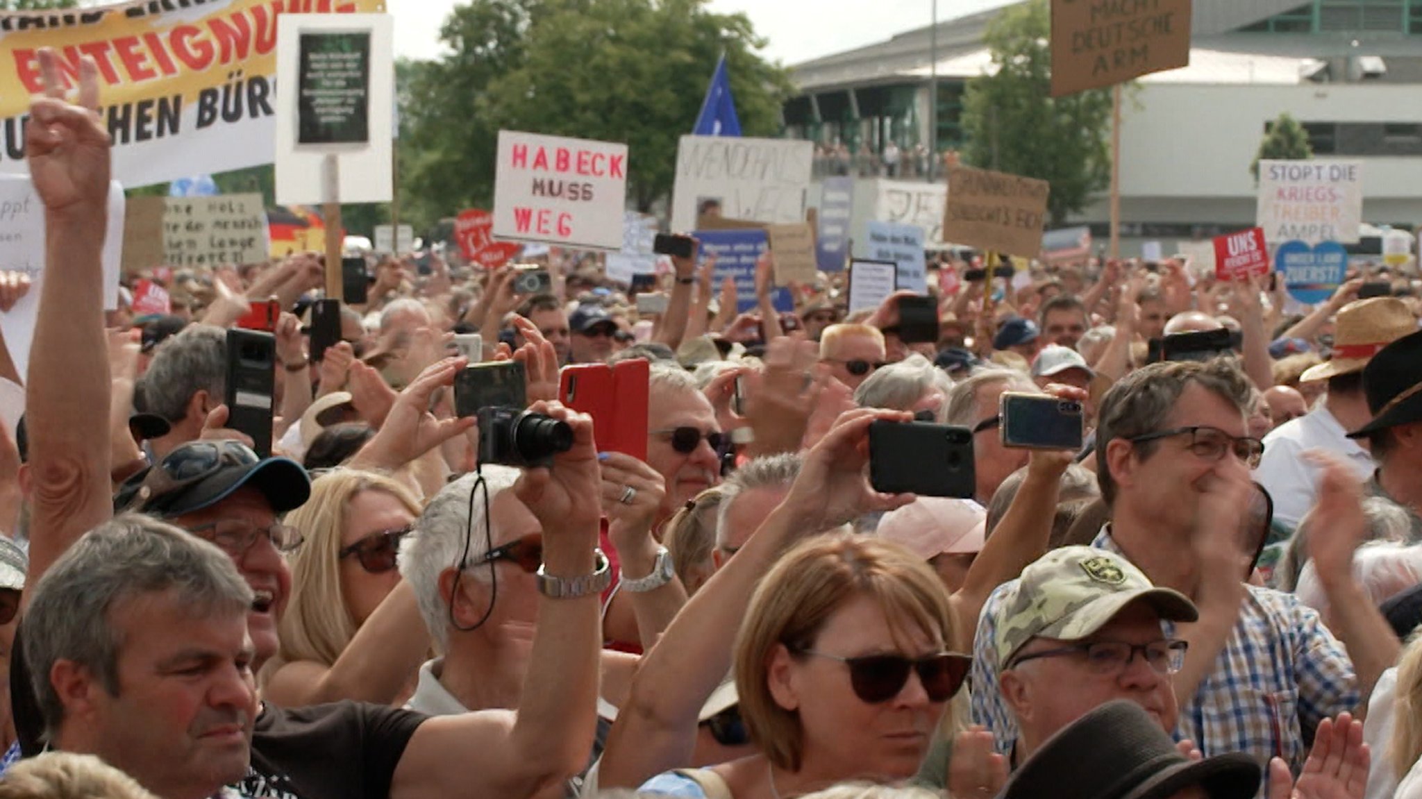 Demonstranten gegen das Heizungsgesetz in Erding