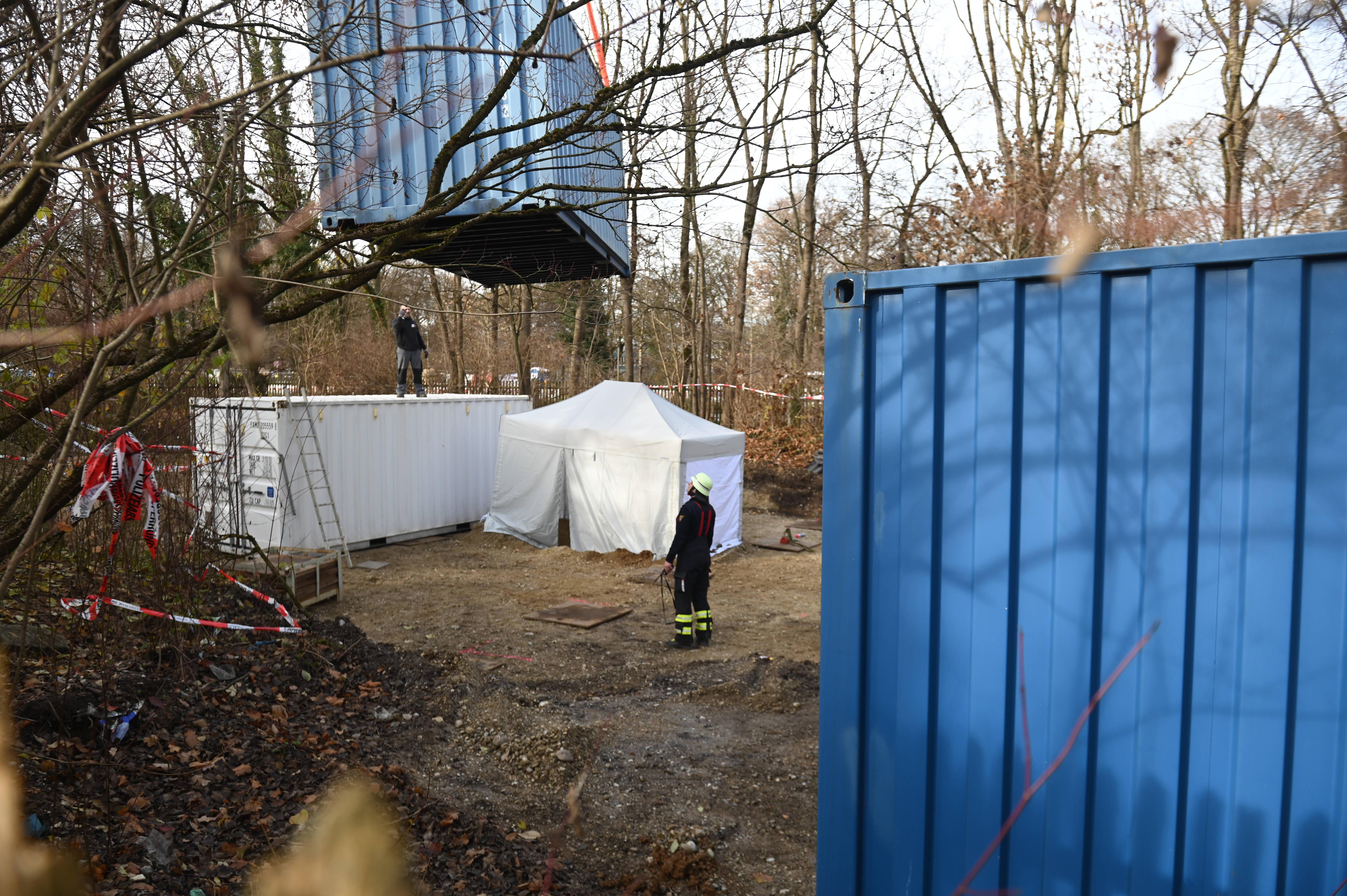 Bereits am Mittwoch begannen die Vorbereitungen für die Entschärfung. Unter anderem wurden rund um die Fundstelle Seecontainer aufgestellt. 