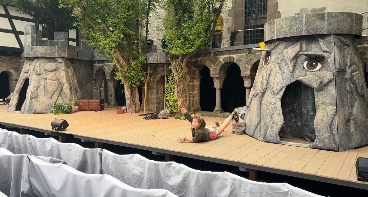 Ronja Räubertochter auf der Bühne im Kreuzgang in Feuchtwangen.