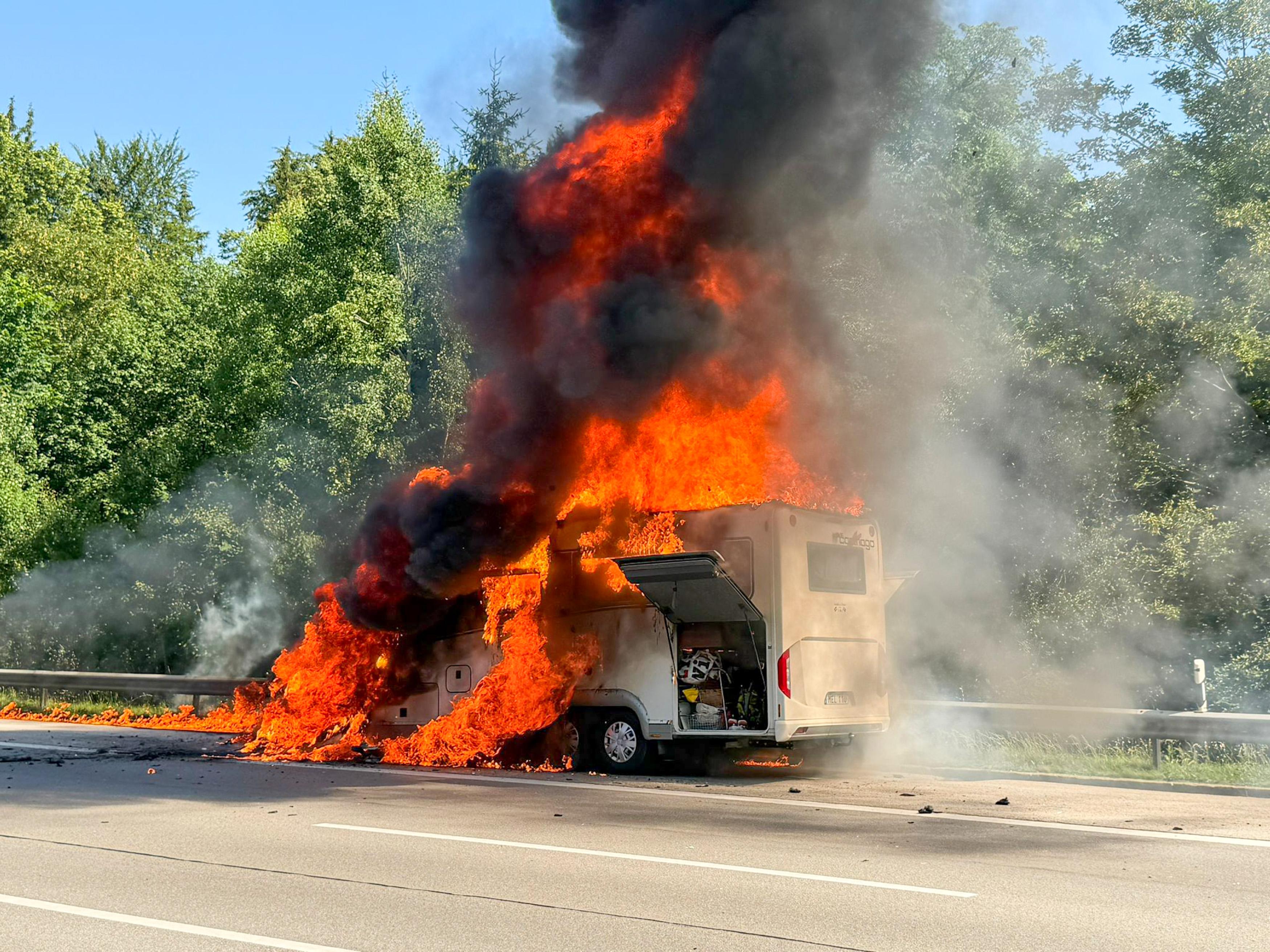 Wohnmobil auf A8 am Irschenberg komplett ausgebrannt
