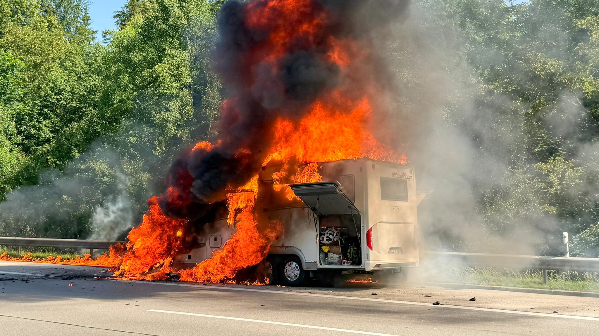 Ein brennendes Wohnmobil auf der A8 | Bild: EinsatzReport24 Ein brennendes Wohnmobil auf der A8