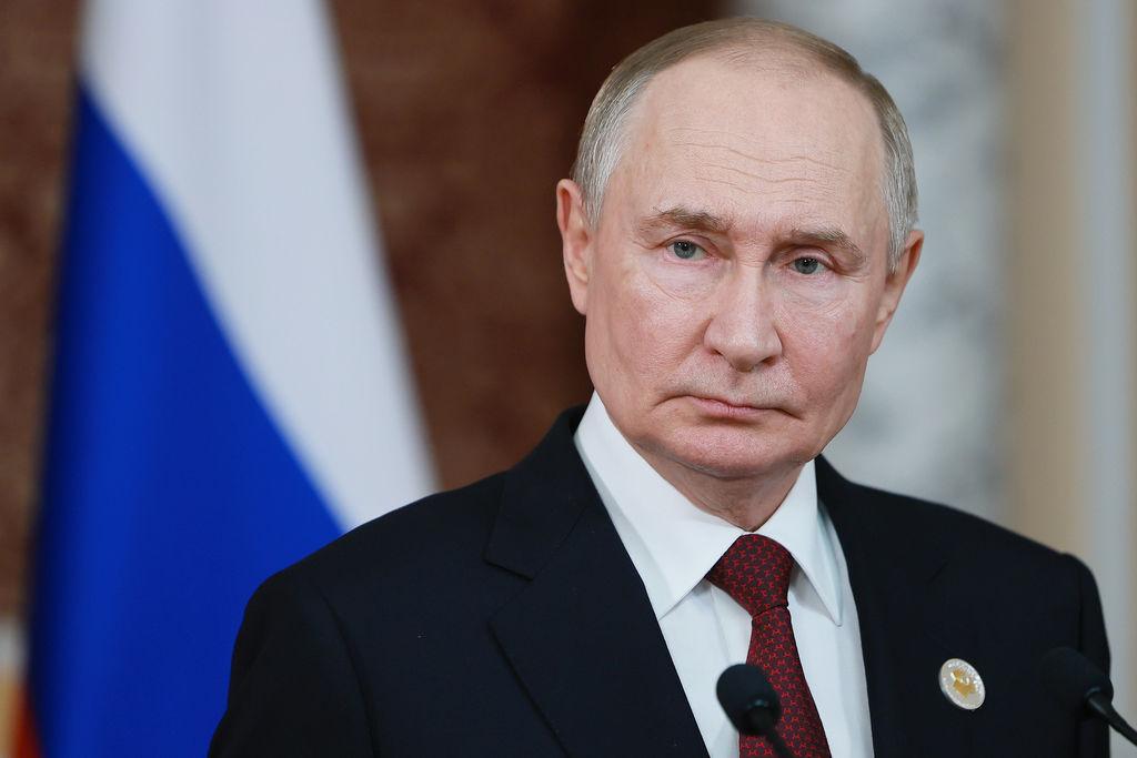 10.10.2025, Tadschikistan, Duschanbe: Auf der von der staatlichen russischen Nachrichtenagentur Sputnik und dem Kreml über AP veröffentlichten Aufnahme hält der russische Präsident Wladimir Putin eine Pressekonferenz nach dem Gipfel der Gemeinschaft Unabhängiger Staaten in Duschanbe. Foto: Vladimir Smirnov/Pool Sputnik Kremlin/AP/dpa +++ dpa-Bildfunk +++