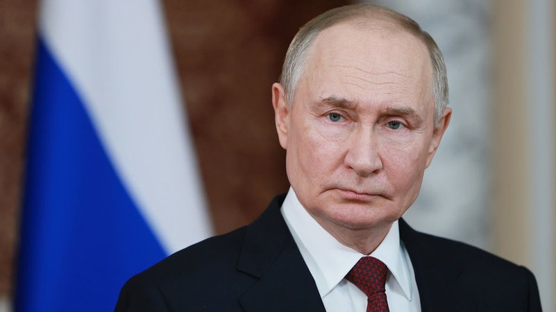 10.10.2025, Tadschikistan, Duschanbe: Auf der von der staatlichen russischen Nachrichtenagentur Sputnik und dem Kreml über AP veröffentlichten Aufnahme hält der russische Präsident Wladimir Putin eine Pressekonferenz nach dem Gipfel der Gemeinschaft Unabhängiger Staaten in Duschanbe. Foto: Vladimir Smirnov/Pool Sputnik Kremlin/AP/dpa +++ dpa-Bildfunk +++ | Bild: dpa-Bildfunk/Vladimir Smirnov 10.10.2025, Tadschikistan, Duschanbe: Auf der von der staatlichen russischen Nachrichtenagentur Sputnik und dem Kreml über AP veröffentlichten Aufnahme hält der russische Präsident Wladimir Putin eine Pressekonferenz nach dem Gipfel der Gemeinschaft Unabhängiger Staaten in Duschanbe. Foto: Vladimir Smirnov/Pool Sputnik Kremlin/AP/dpa +++ dpa-Bildfunk +++