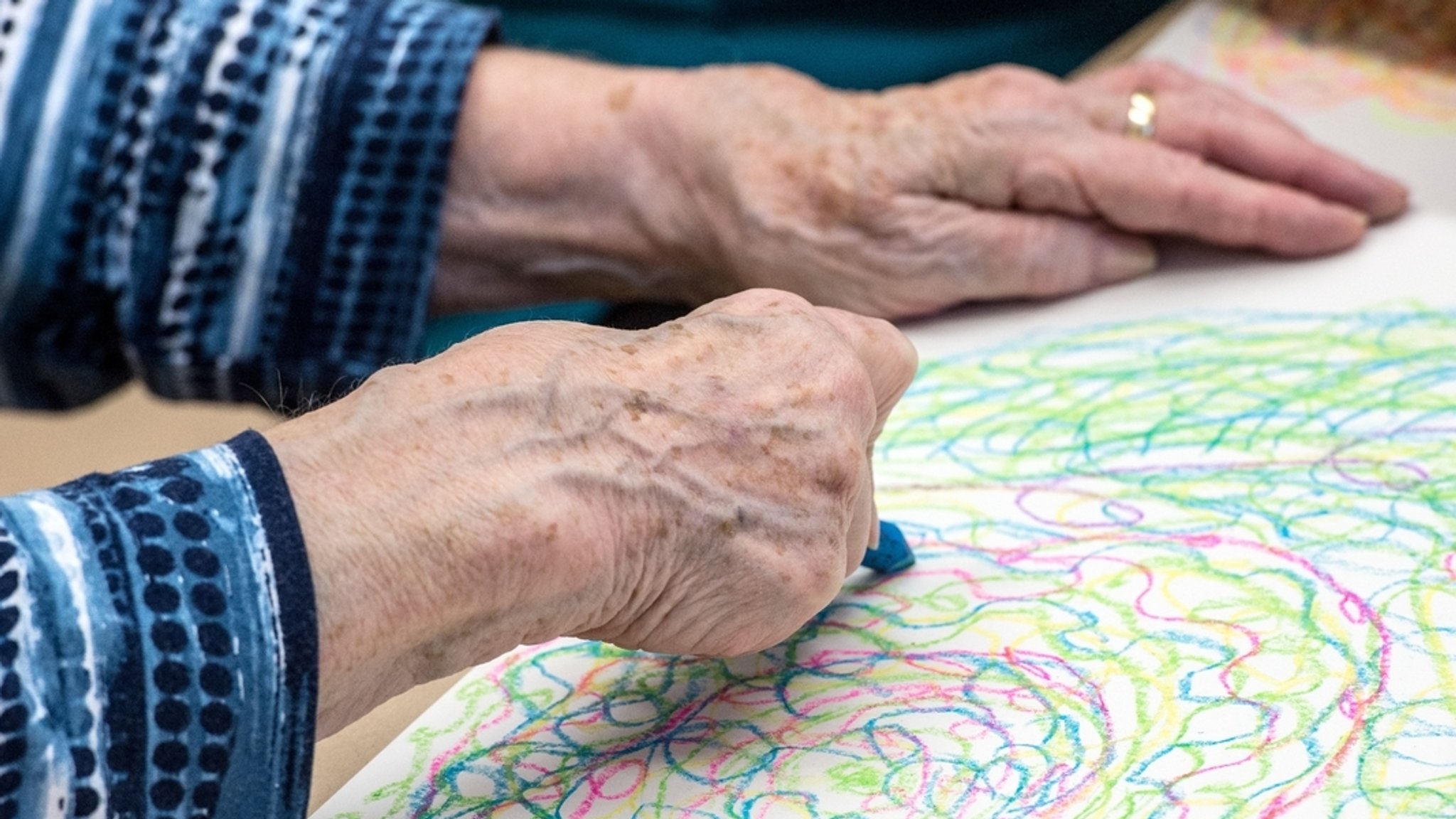 (Symbolbild) Eine demenzkranke Frau in einer Pflegeeinrichtung malt ein Bild. | Bild: dpa-Bildfunk/Alexander Heinl (Symbolbild) Eine demenzkranke Frau in einer Pflegeeinrichtung malt ein Bild.
