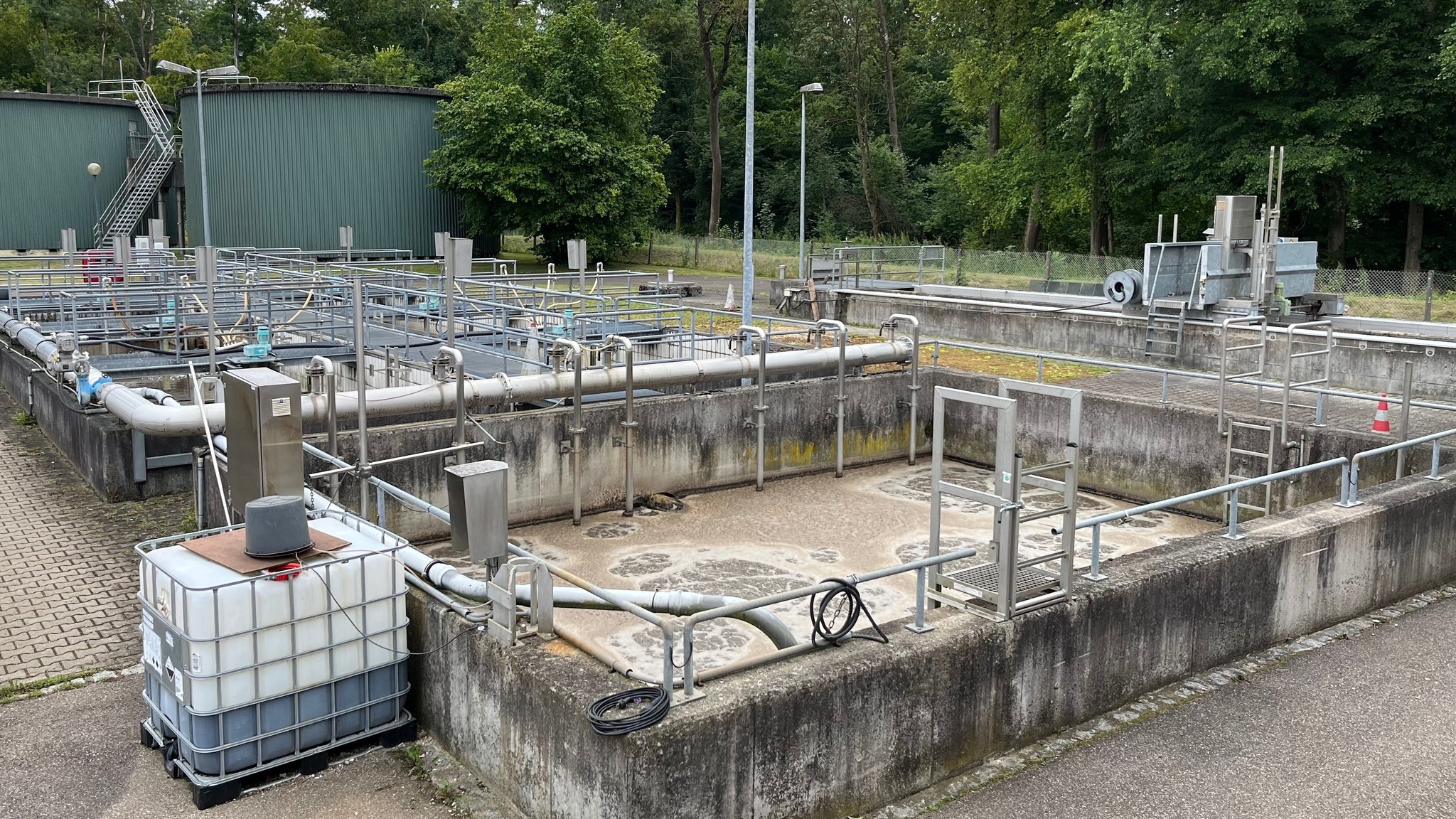 Die Klärbecken der Gundelfinger Anlage sind in die Jahre gekommen. | Bild: Tobias Hildebrandt / BR Die Klärbecken der Gundelfinger Anlage sind in die Jahre gekommen.