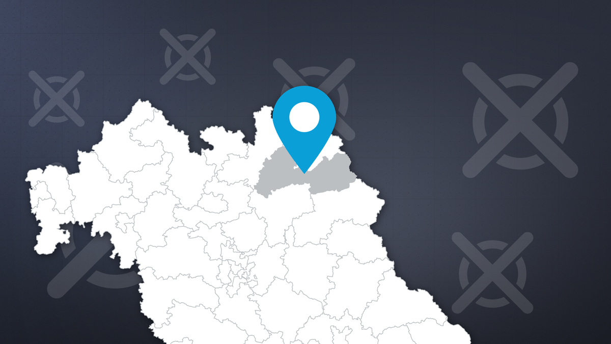 Illustration einer Bayernkarte vor einem dunklen Hintergrund mit Wahlkreuzen