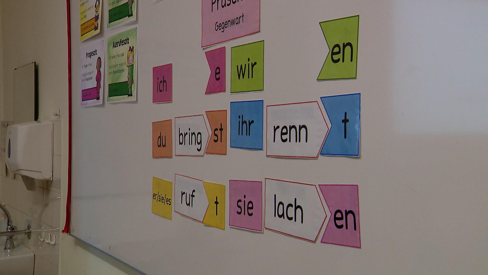 Frühzeitig erkennen, ob ein Kind gut genug Deutsch kann, um in die Schule zu gehen - das soll bei Sprachstandserhebungen ermittelt werden. 