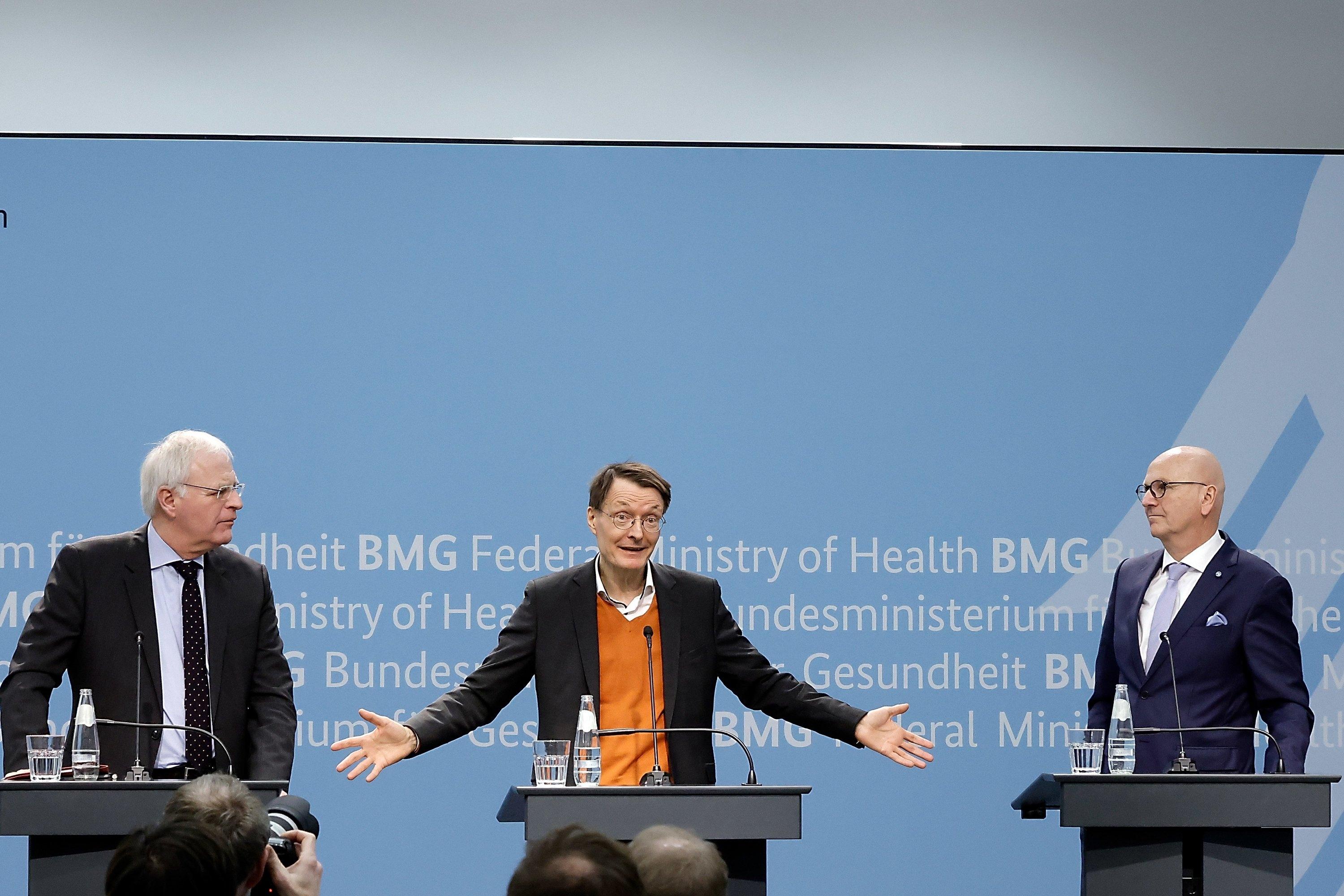 Zwei Männer an Rednerpulten