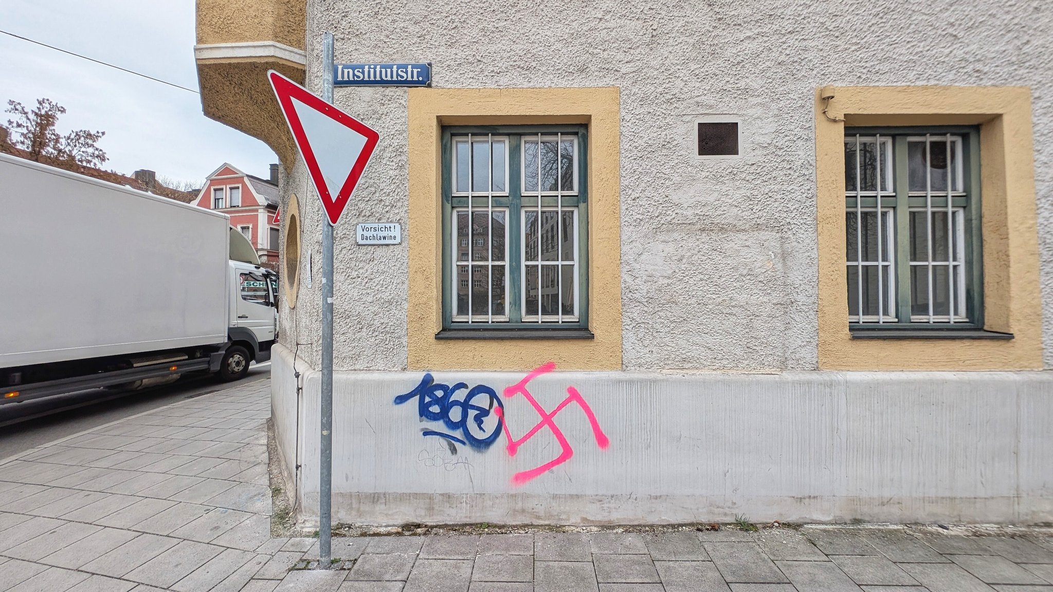 Ein Hakenkreuz ist auf eine Hauswand in München gesprüht. | Bild: picture alliance / ZUMAPRESS.com | Sachelle Babbar Ein Hakenkreuz ist auf eine Hauswand in München gesprüht.