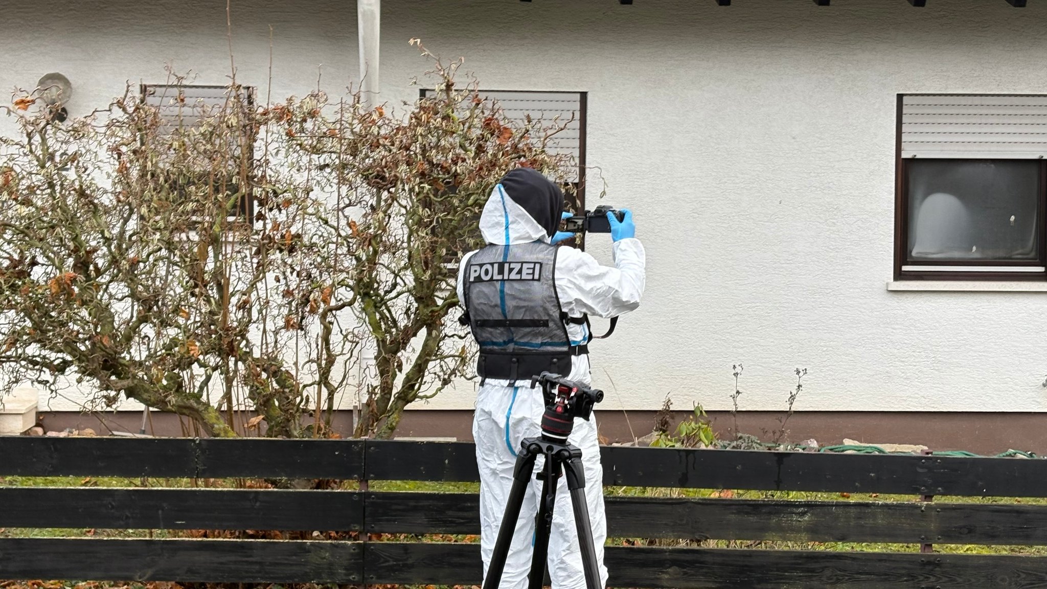 Die Spurensicherung am Morgen nachdem ein Rentner in der Nacht in seinem eigenen Haus brutal ausgeraubt wurde. | Bild: NEWS5 / Pascal Höfig Die Spurensicherung am Morgen nachdem ein Rentner in der Nacht in seinem eigenen Haus brutal ausgeraubt wurde.