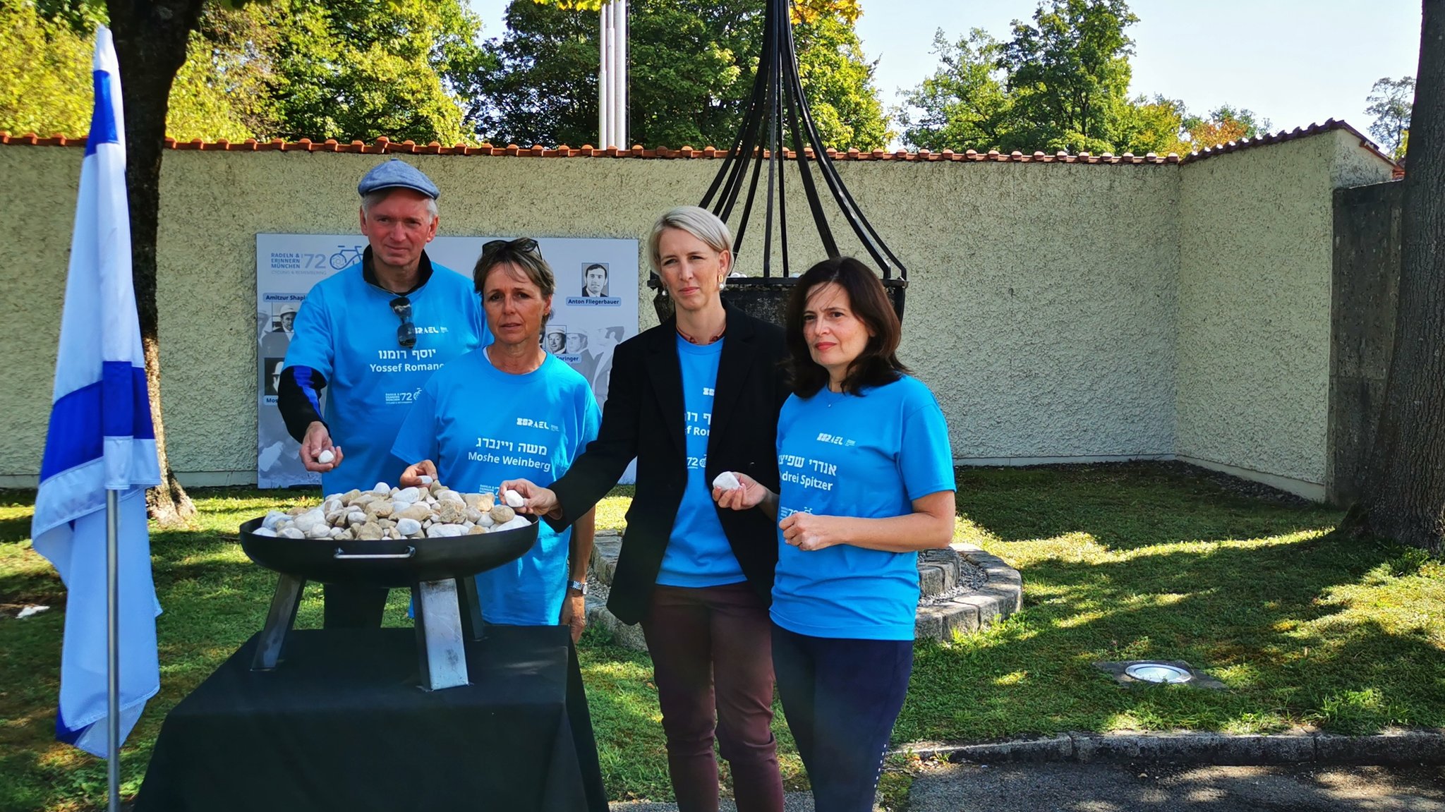 Christian Springer (links), Katrin Habenschaden (2. von rechts) und Carmela Shamir am Gedenkort in Fürstenfeldbruck. 