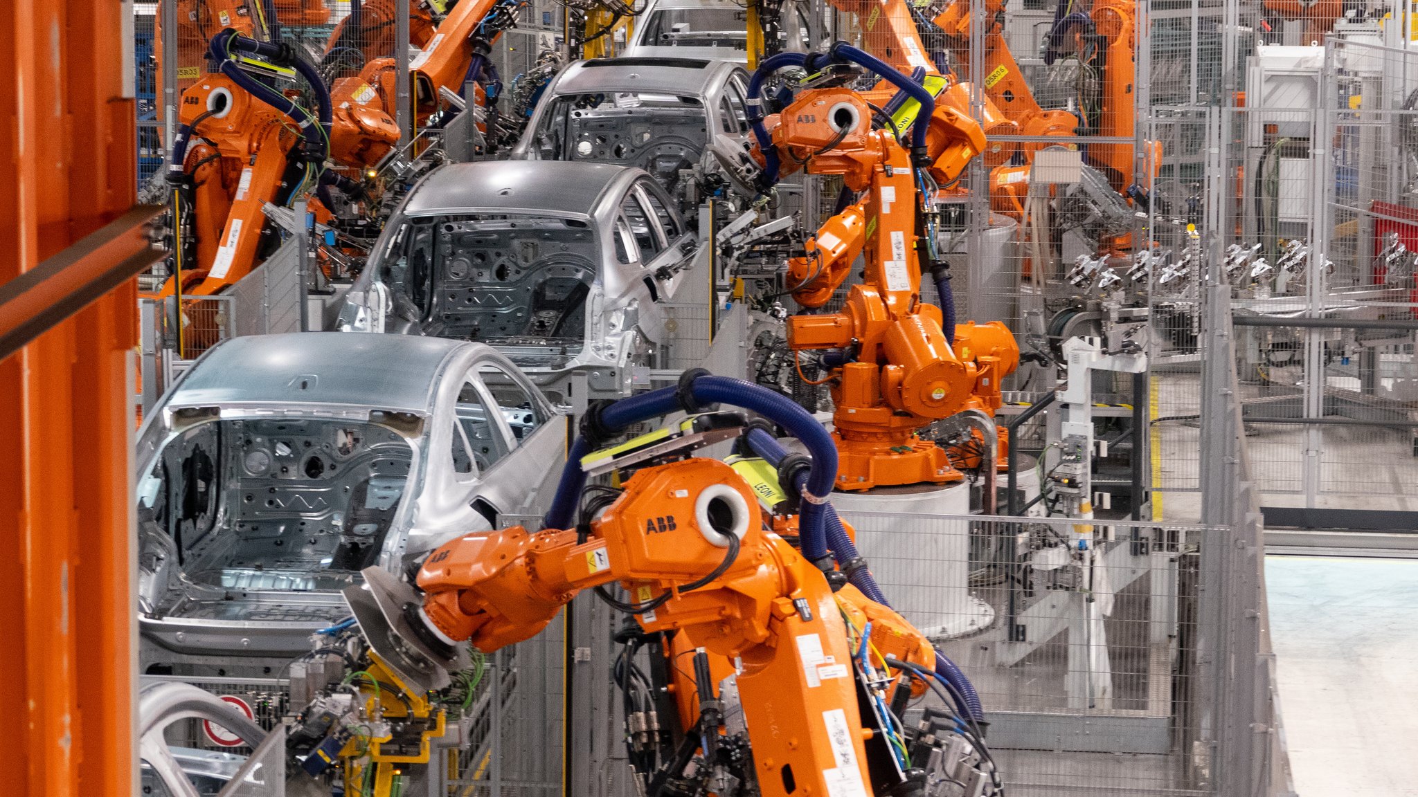 Roboter arbeiten an der Karosserie von verschiedenen BMW-Modellen in München.