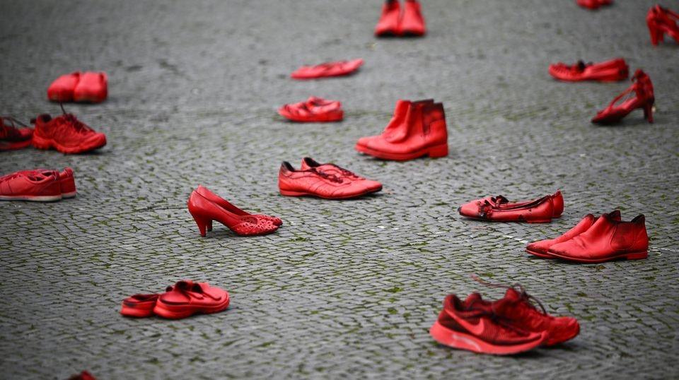25.11.2024, Berlin: Rote Schuhe stehen anlässlich des Internationalen Tags für die Beseitigung von Gewalt gegen Frauen am Rathaus Tiergarten.