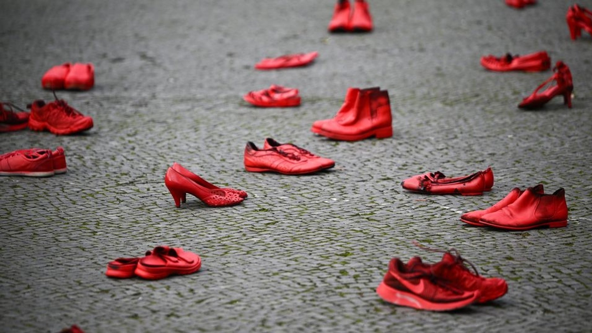 25.11.2024, Berlin: Rote Schuhe stehen anlässlich des Internationalen Tags für die Beseitigung von Gewalt gegen Frauen am Rathaus Tiergarten.