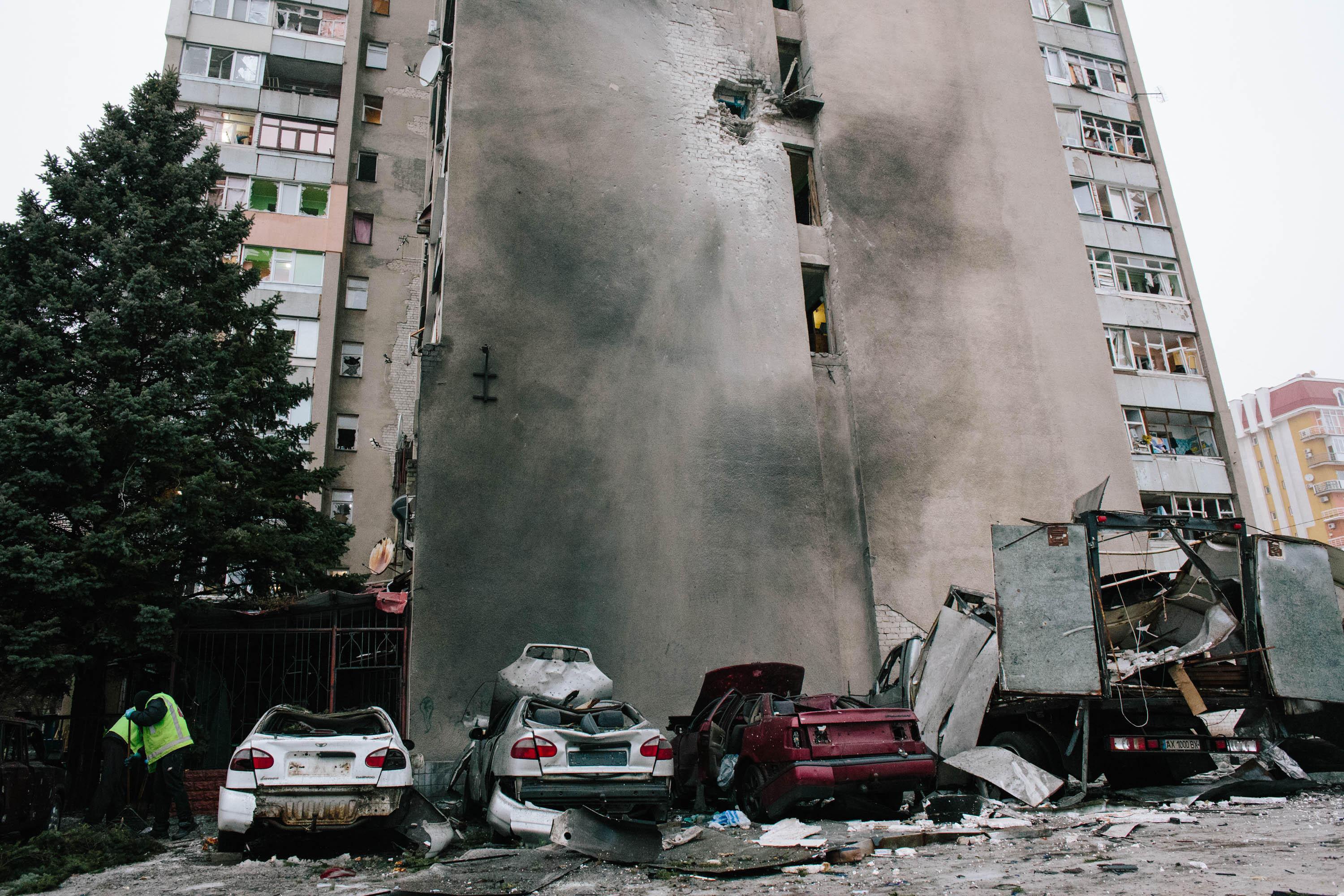 Einschlag in eine Hausfassade und zerstörte Autos