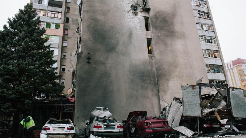 Einschlag in eine Hausfassade und zerstörte Autos | Bild: picture alliance / NurPhoto | Pavlo Pakhomenko Einschlag in eine Hausfassade und zerstörte Autos