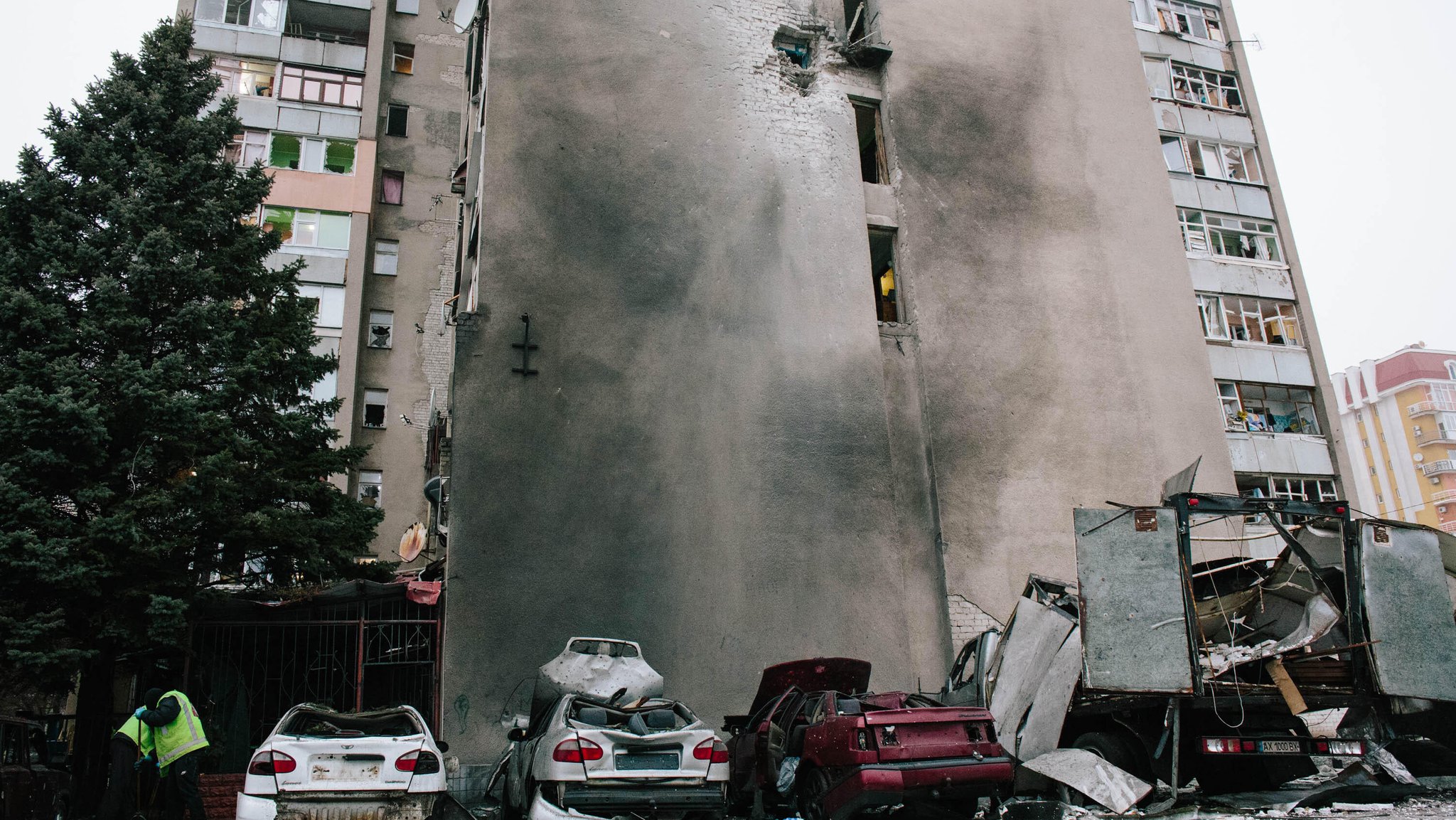 Einschlag in eine Hausfassade und zerstörte Autos