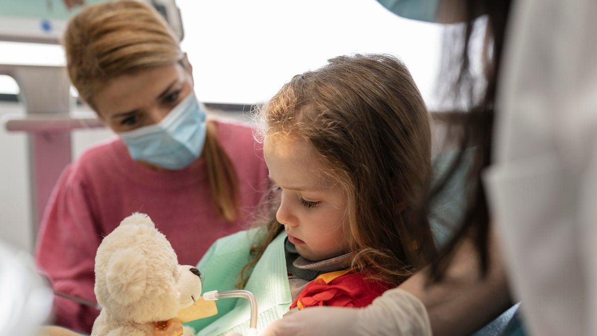 Mädchen beim Zahnarzt-Besuch
