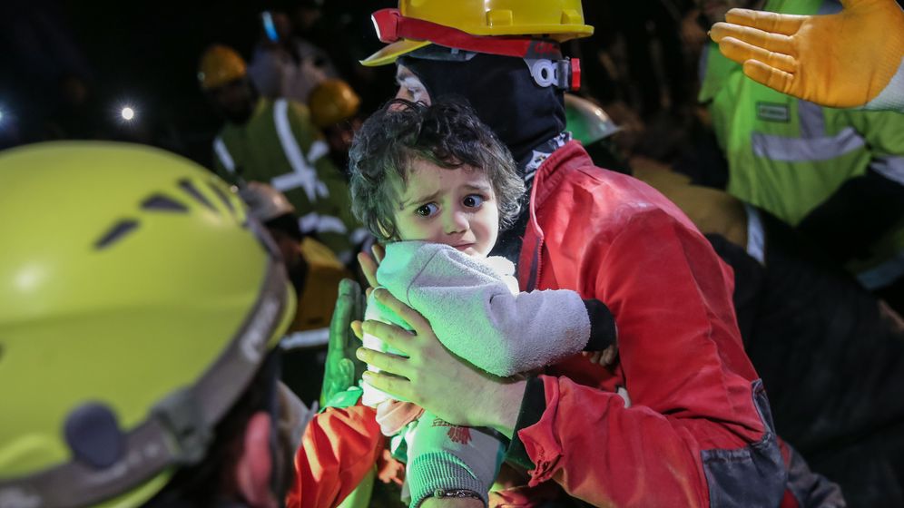 Rettung eines Kindes in Hatay | Bild:picture alliance / AA | Murat Sengul