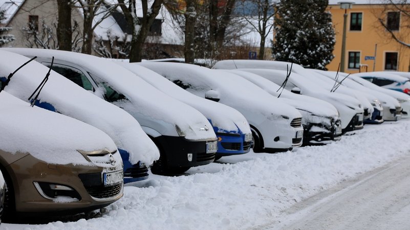 Verschneite Autos in Mittelfranken | Bild: news 5 Verschneite Autos in Mittelfranken