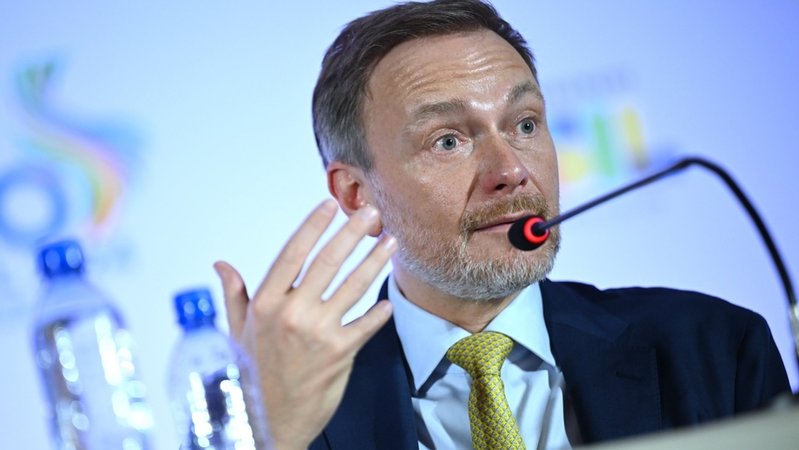 Bundesfinanzminister Lindner (FDP) wertete die Befunde als Appell "Strukturreformen in allen relevanten Politikbereichen anzustoßen". | Bild: dpa-Bildfunk/Britta Pedersen Bundesfinanzminister Lindner (FDP) wertete die Befunde als Appell "Strukturreformen in allen relevanten Politikbereichen anzustoßen".