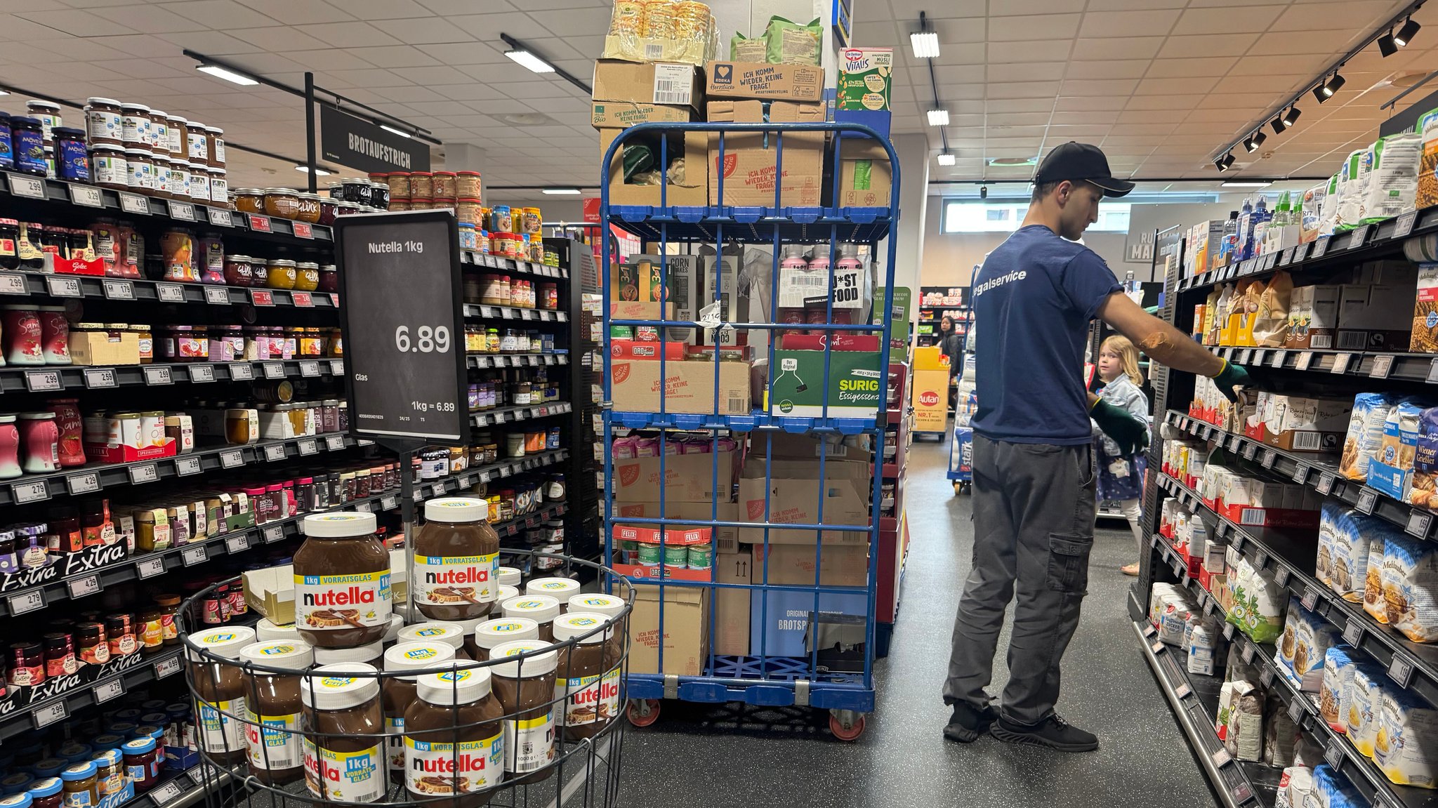 Mitarbeiter räumt in einem Supermarkt Regale ein. | Bild: picture alliance / SvenSimon Mitarbeiter räumt in einem Supermarkt Regale ein.