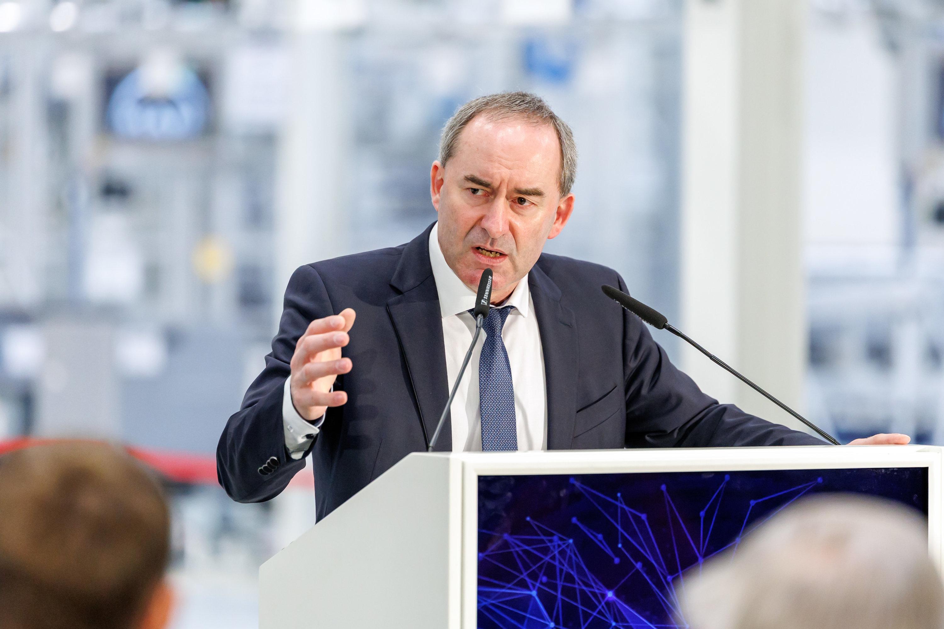 Nach dem Stromausfall in Spanien rät Bayerns Energieminister Aiwanger zur Anschaffung eines Notstromaggregats. Ein Experte widerspricht.