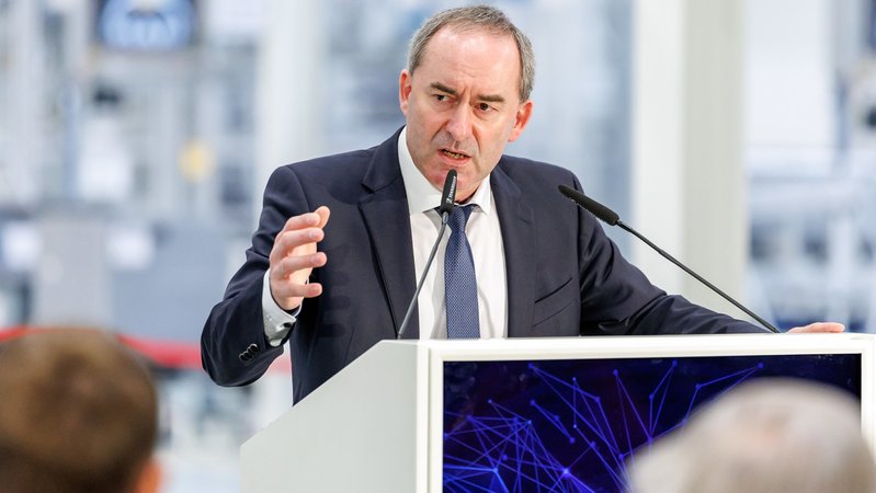 Nach dem Stromausfall in Spanien rät Bayerns Energieminister Aiwanger zur Anschaffung eines Notstromaggregats. Ein Experte widerspricht. | Bild: dpa-Bildfunk/Daniel Karmann Nach dem Stromausfall in Spanien rät Bayerns Energieminister Aiwanger zur Anschaffung eines Notstromaggregats. Ein Experte widerspricht.