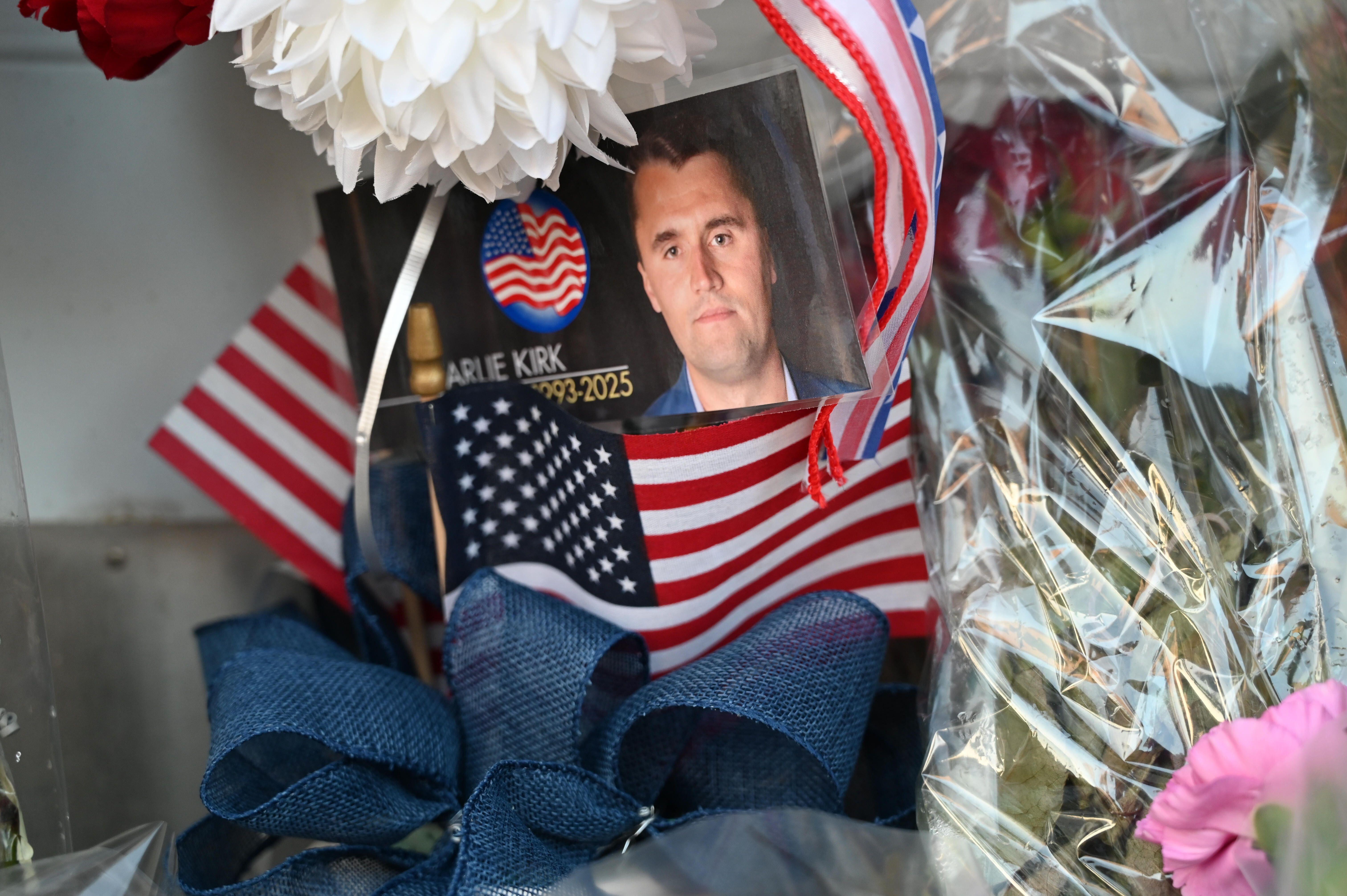 Blumen neben Bild von getötetem Charlie Kirk