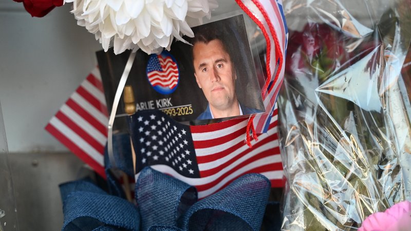 Blumen neben Bild von getötetem Charlie Kirk | Bild: picture alliance / Anadolu | Jacek Boczarski Blumen neben Bild von getötetem Charlie Kirk
