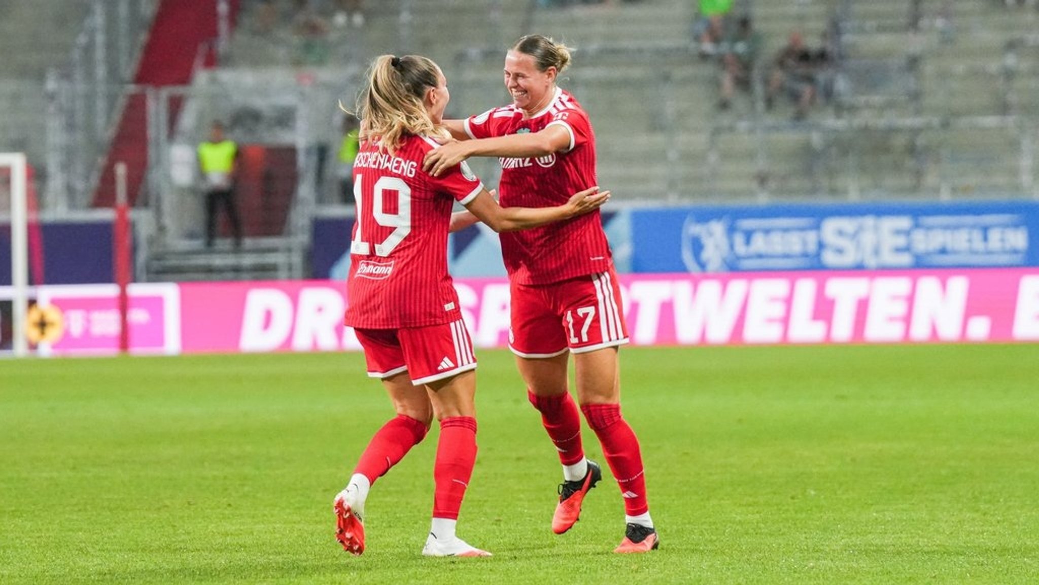 Klara Bühl (rechts) feiert gemeinsam mit Katharina Naschenweng beim Supercup gegen den VfL Wolfsburg | Bild: picture alliance / Eibner-Pressefoto | Christian Lang Klara Bühl (rechts) feiert gemeinsam mit Katharina Naschenweng beim Supercup gegen den VfL Wolfsburg