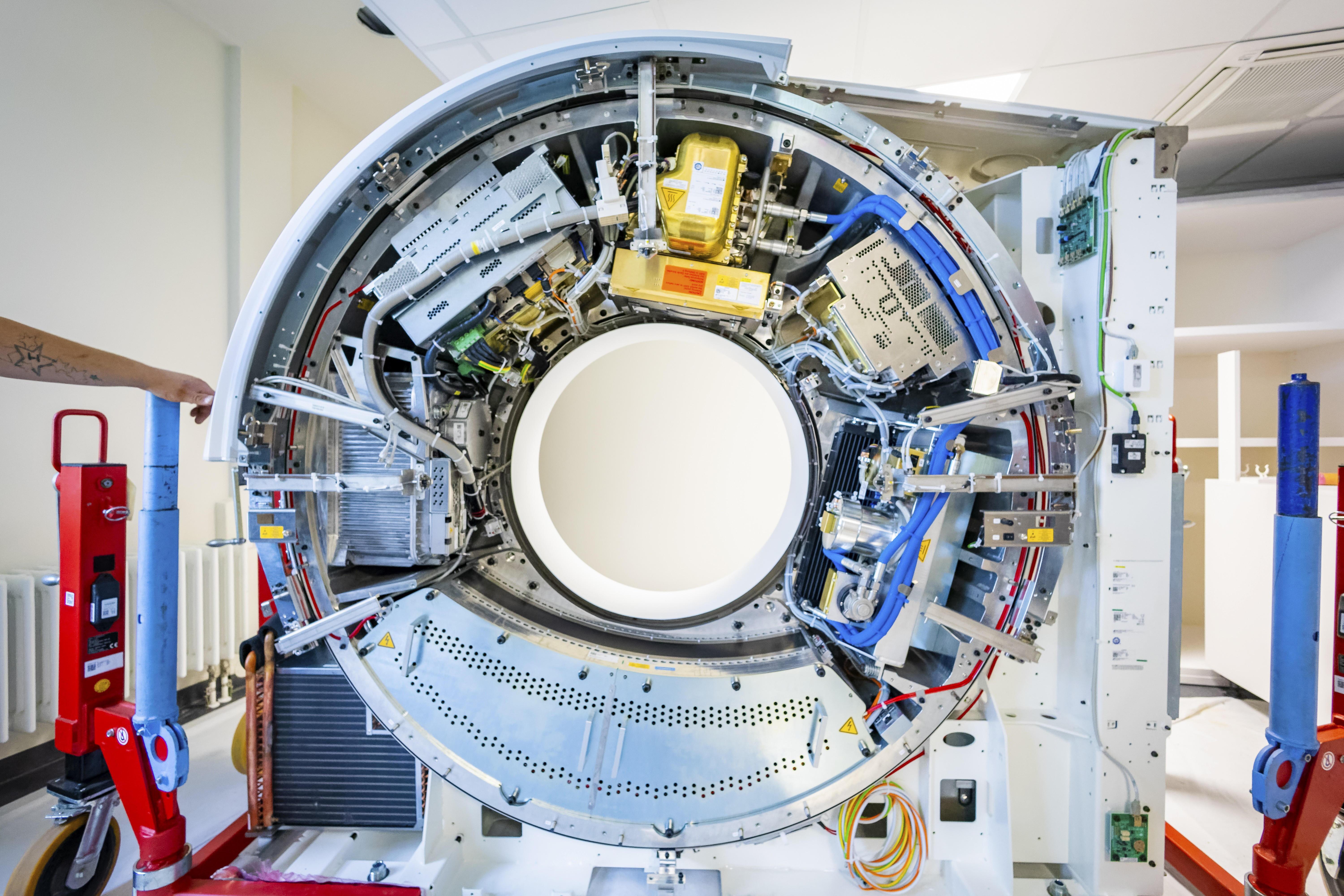 Innenaufnahme eines Photonen-Computertomographen, bei dem man die technischen Einbauten sieht. Auch für seine speziellen Photonen-Computertomographen braucht Siemens Healthineers die neue Fabrik in Forchheim. (Archivbild)