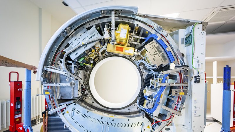 Innenaufnahme eines Photonen-Computertomographen, bei dem man die technischen Einbauten sieht. Auch für seine speziellen Photonen-Computertomographen braucht Siemens Healthineers die neue Fabrik in Forchheim. (Archivbild) | Bild: picture alliance / imageBROKER | Sylvio Dittrich Innenaufnahme eines Photonen-Computertomographen, bei dem man die technischen Einbauten sieht. Auch für seine speziellen Photonen-Computertomographen braucht Siemens Healthineers die neue Fabrik in Forchheim. (Archivbild)
