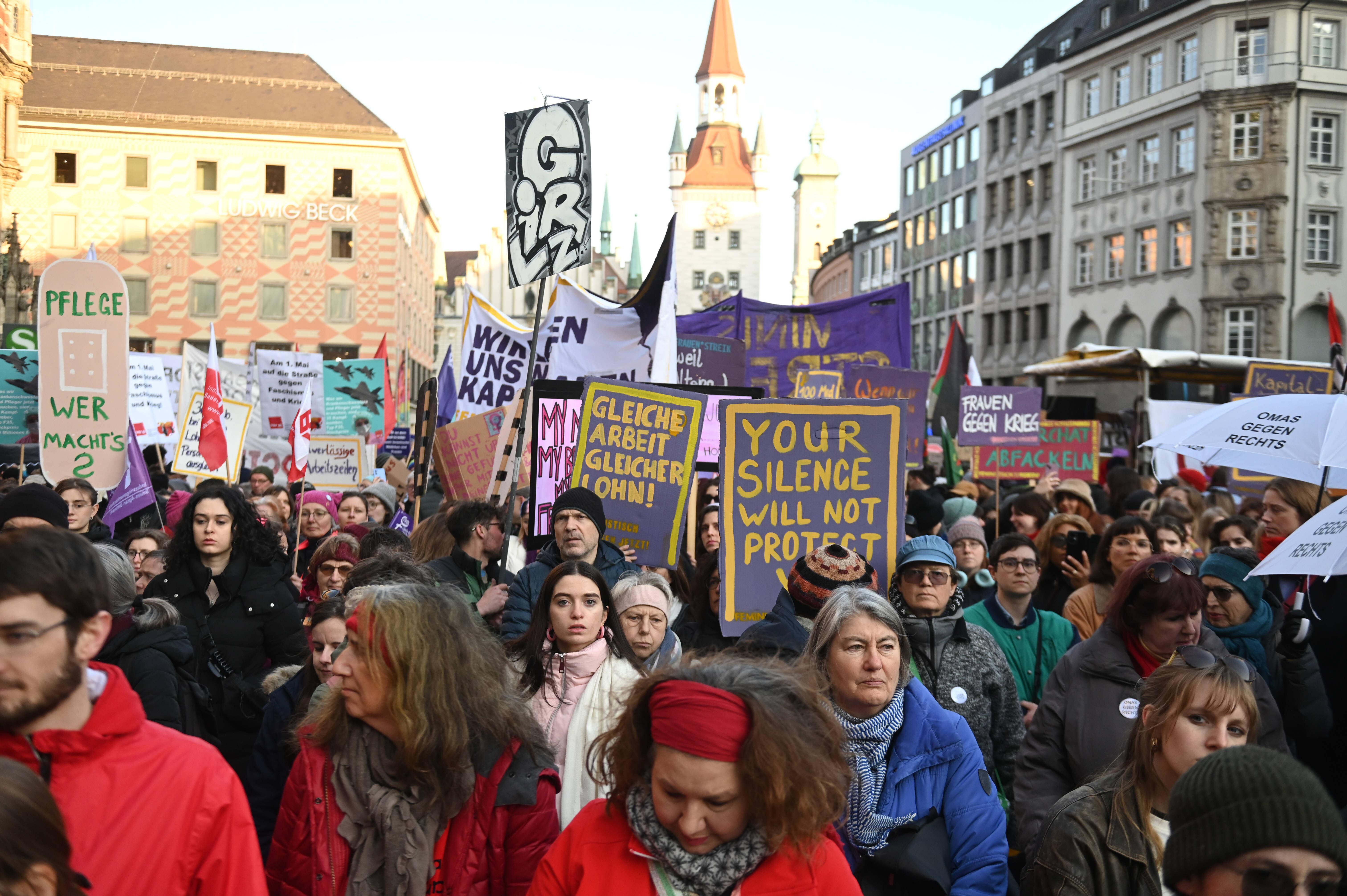 Tausende fordern auf dem Marienplatz bei einer Kundgebung vom Münchner Aktionsbündnis 8. März zum Internationalen Frauentag Gleichberechtigung zwischen den Geschlechtern ein.