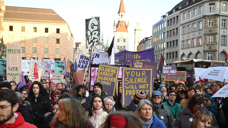 Tausende fordern auf dem Marienplatz bei einer Kundgebung vom Münchner Aktionsbündnis 8. März zum Internationalen Frauentag Gleichberechtigung zwischen den Geschlechtern ein.