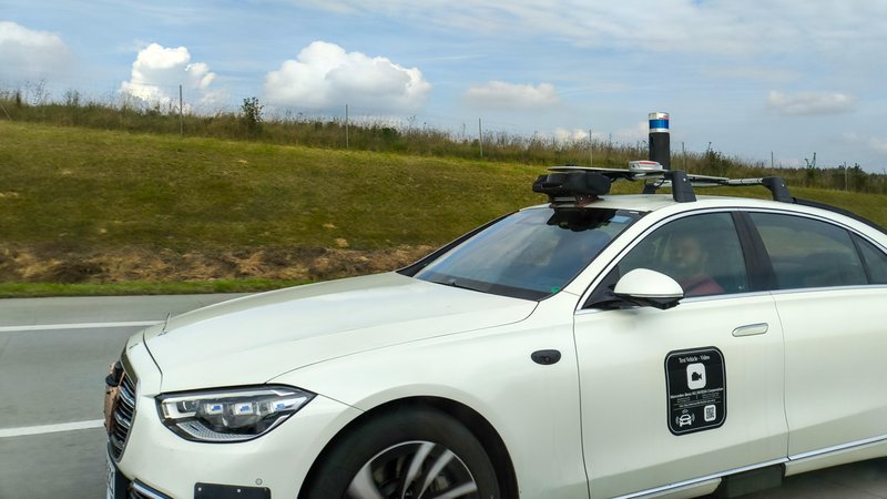 Ein autonomes Mercedes-Fahrzeug fährt auf der Autobahn A8 zwischen München und Augsburg. Auf dem Dach des Fahrzeugs sind Kameras und Sensoren installiert, die für die Erprobung autonomer Fahrtechnologien und Fahrassistenzsysteme eingesetzt werden. | Bild: picture alliance / Michael Bihlmayer Ein autonomes Mercedes-Fahrzeug fährt auf der Autobahn A8 zwischen München und Augsburg. Auf dem Dach des Fahrzeugs sind Kameras und Sensoren installiert, die für die Erprobung autonomer Fahrtechnologien und Fahrassistenzsysteme eingesetzt werden.