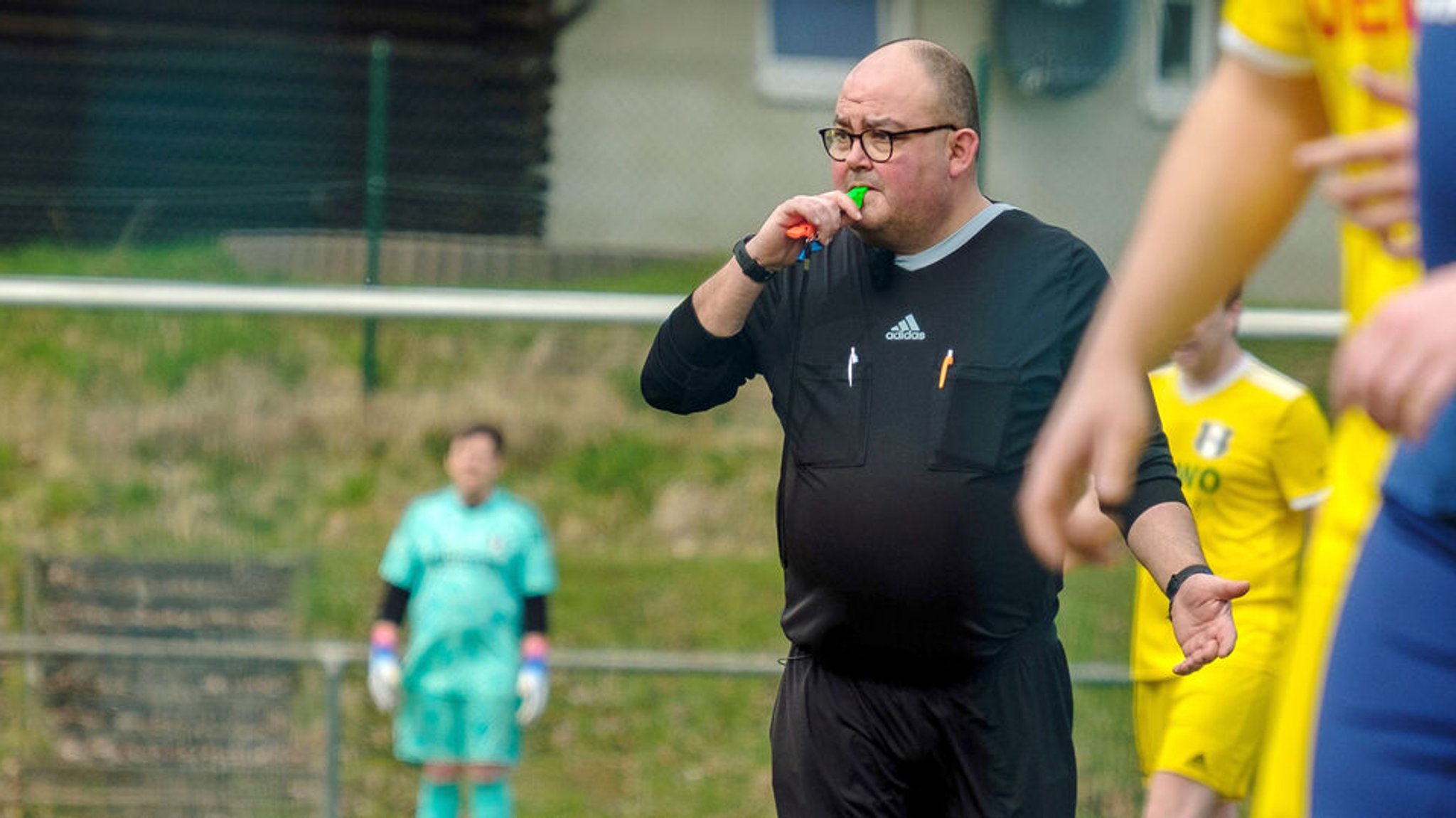 Schiedsrichter Angelo Diliberto auf dem Fußballplatz, Szene aus der ARD-Reportage "Nie wieder obdachlos".