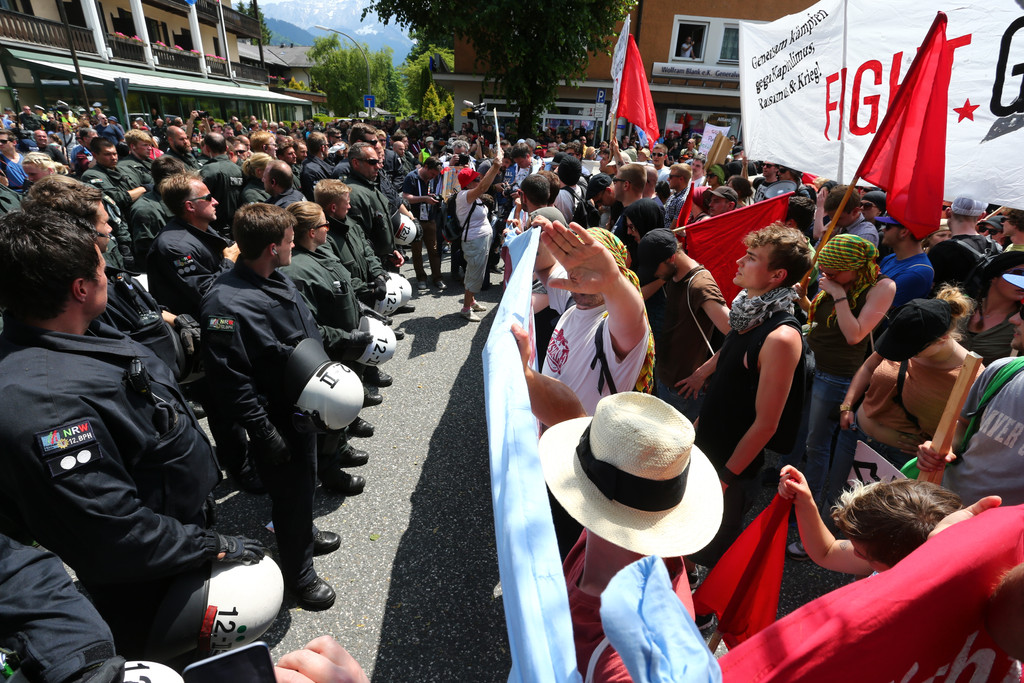 Archivbild: Beim G7-Gipfel im Jahr 2015 stehen sich Polizei und Demonstranten gegenüber. 